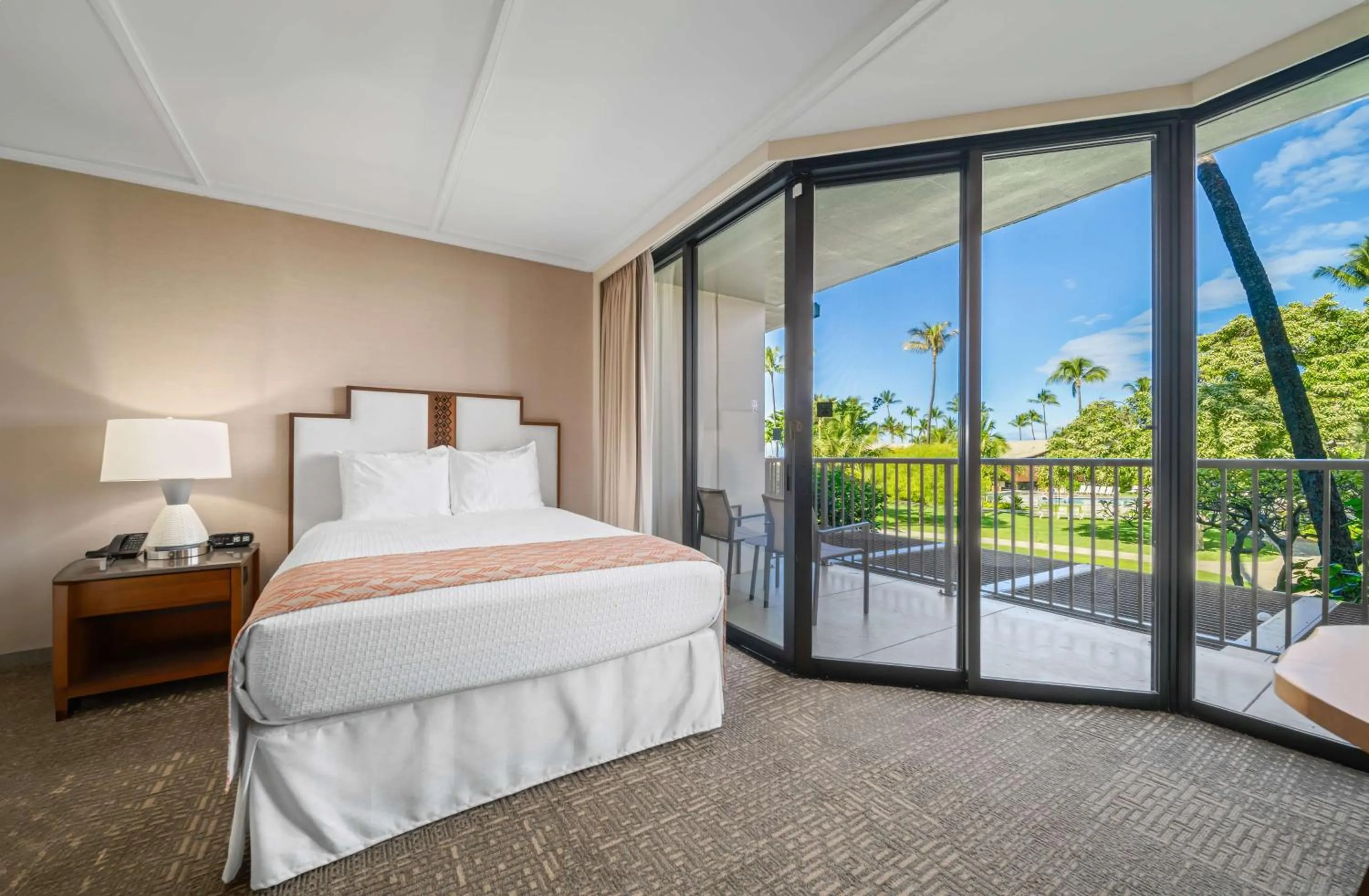 Bedroom, Bed in OUTRIGGER Kāʻanapali Beach Resort