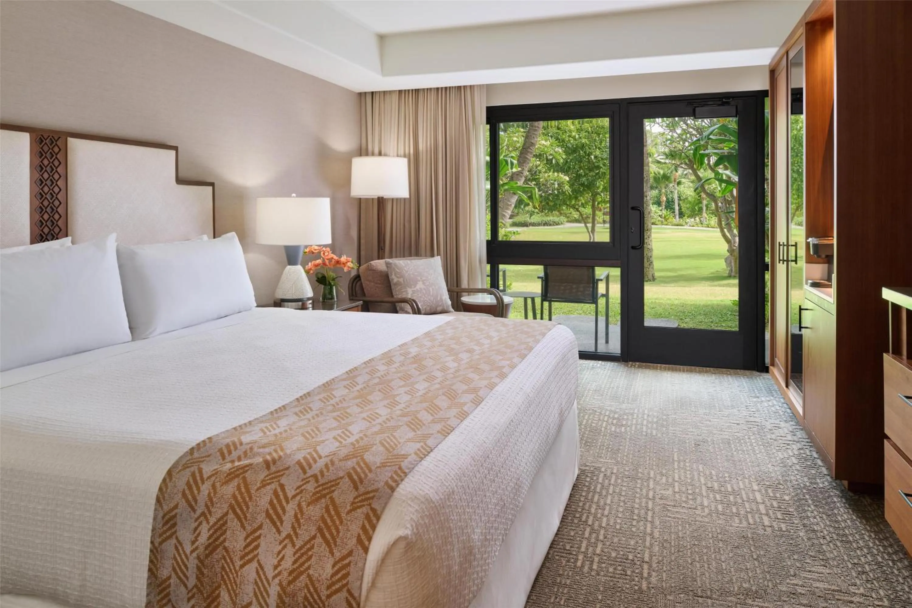 Bedroom, Bed in OUTRIGGER Kāʻanapali Beach Resort