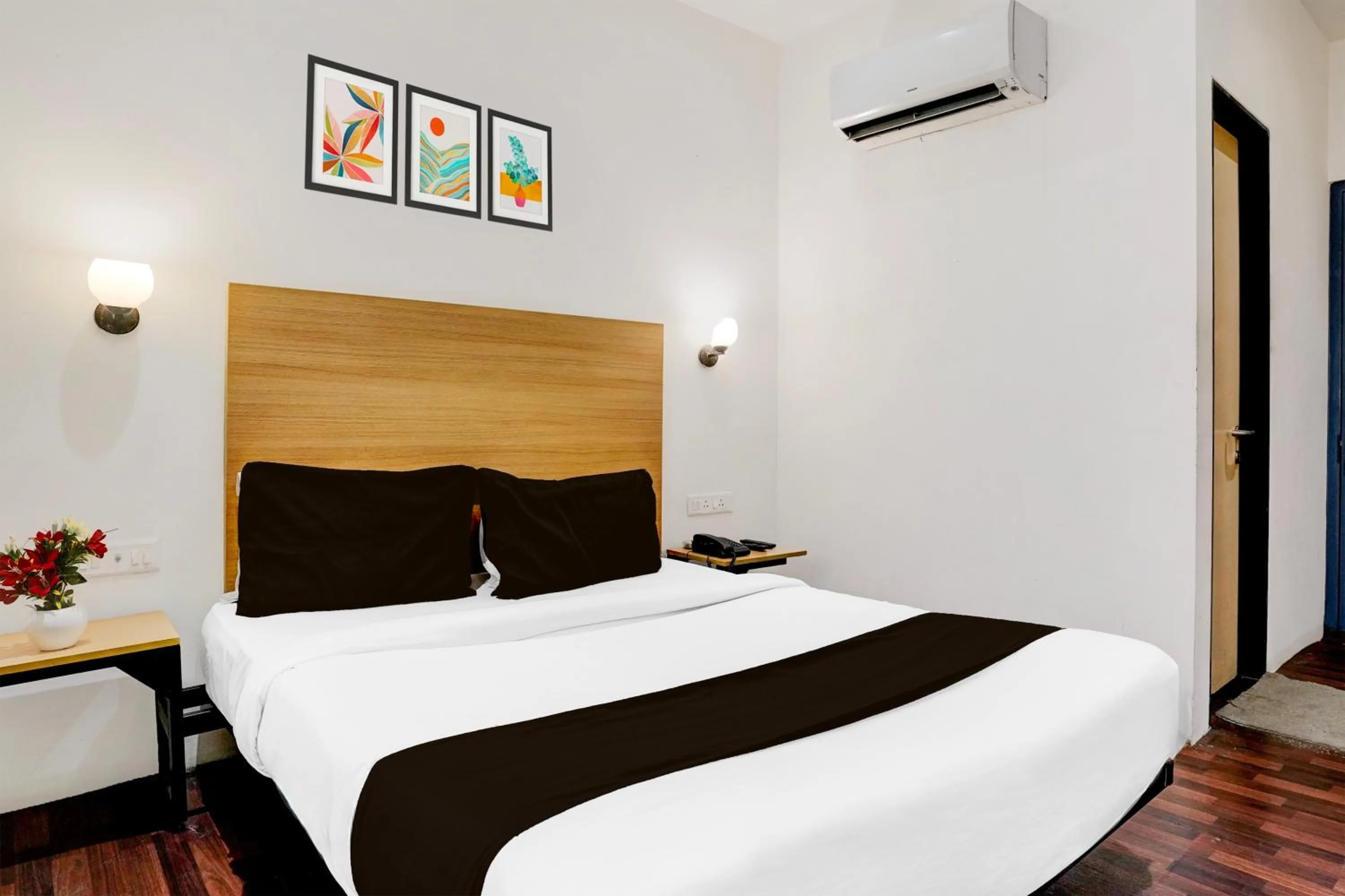 Bedroom, Bed in Super Townhouse PBG Mall Vashi