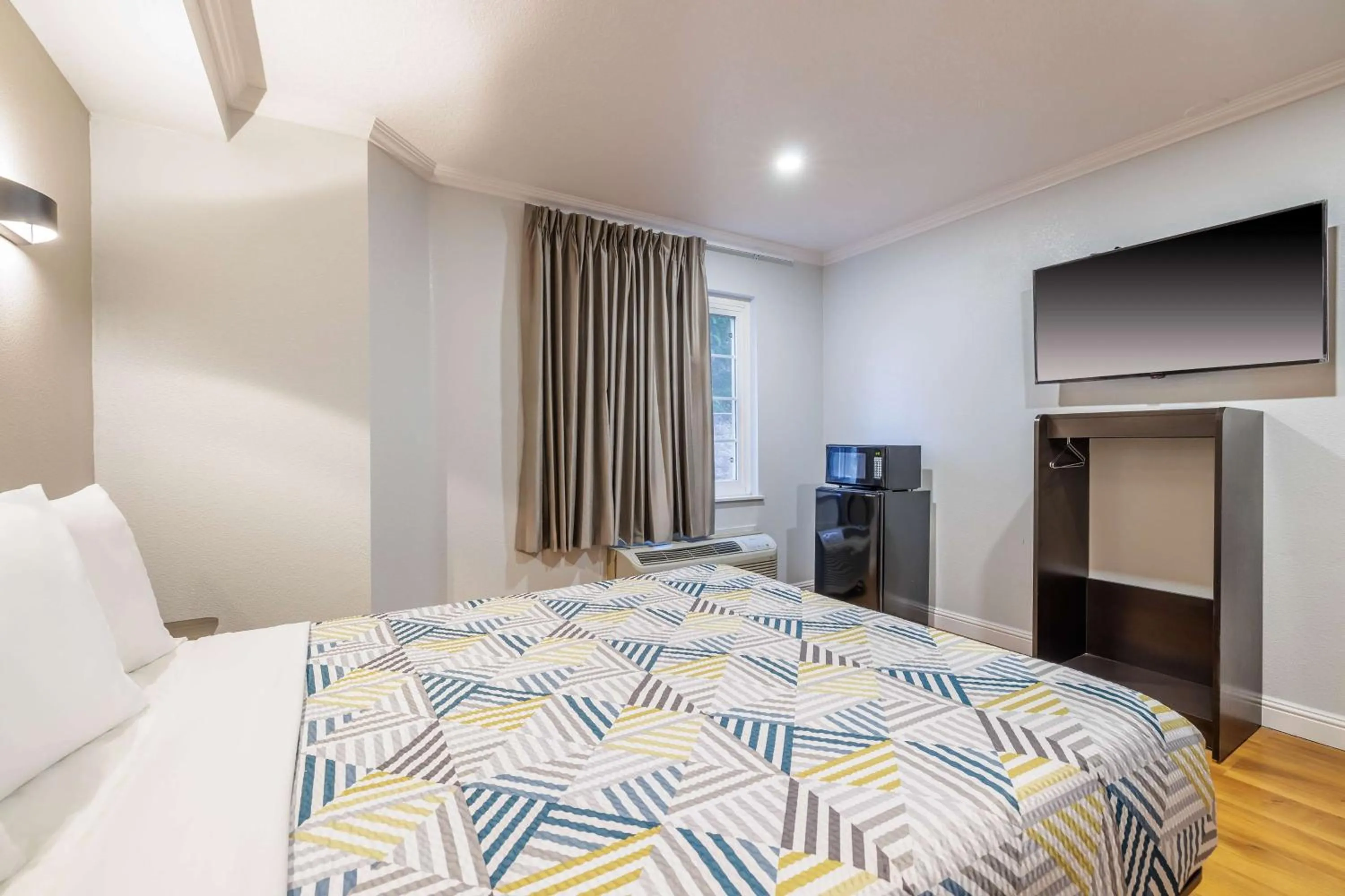 Bedroom, Bed in Motel 6-Auburn, CA