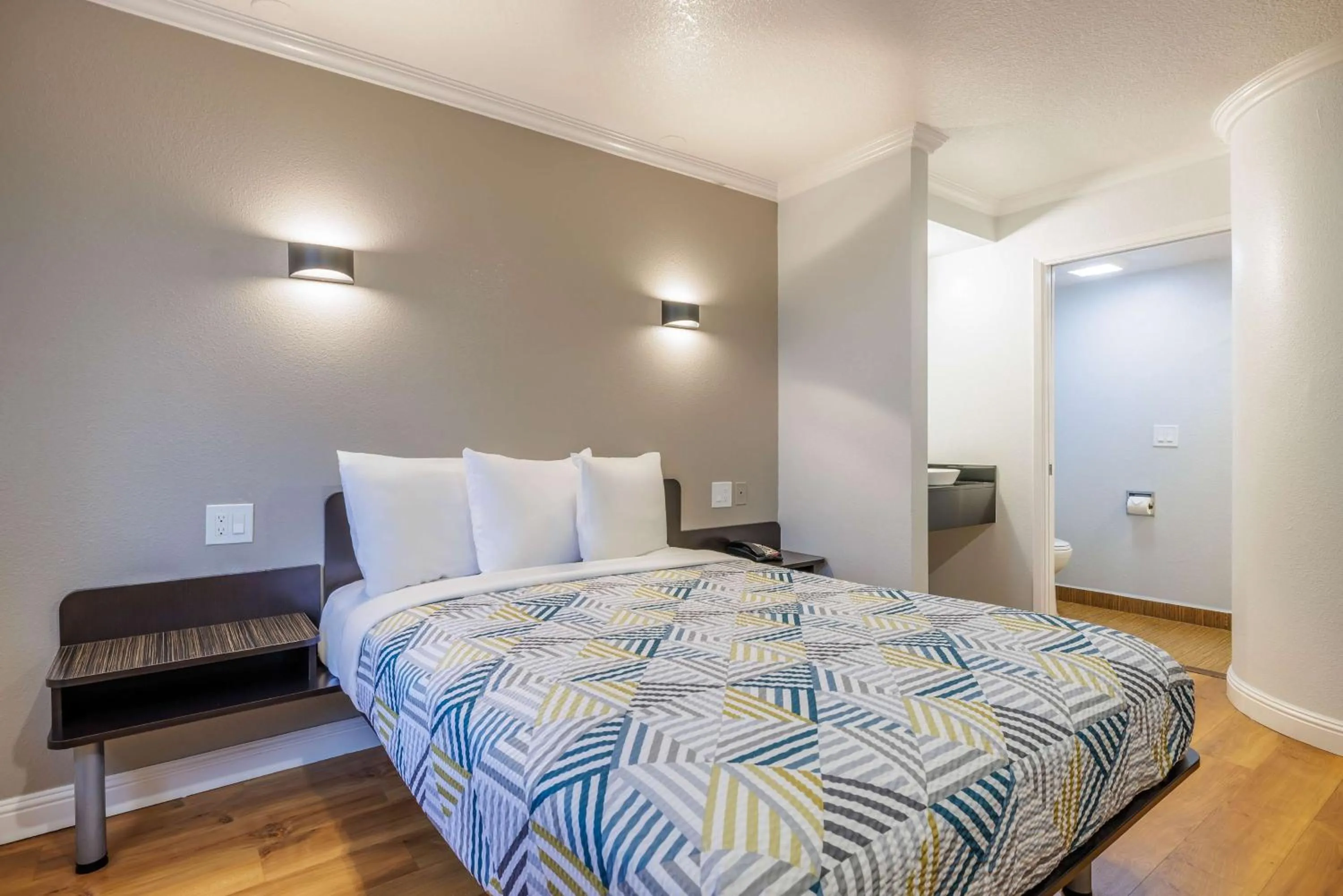 Bedroom, Bed in Motel 6-Auburn, CA