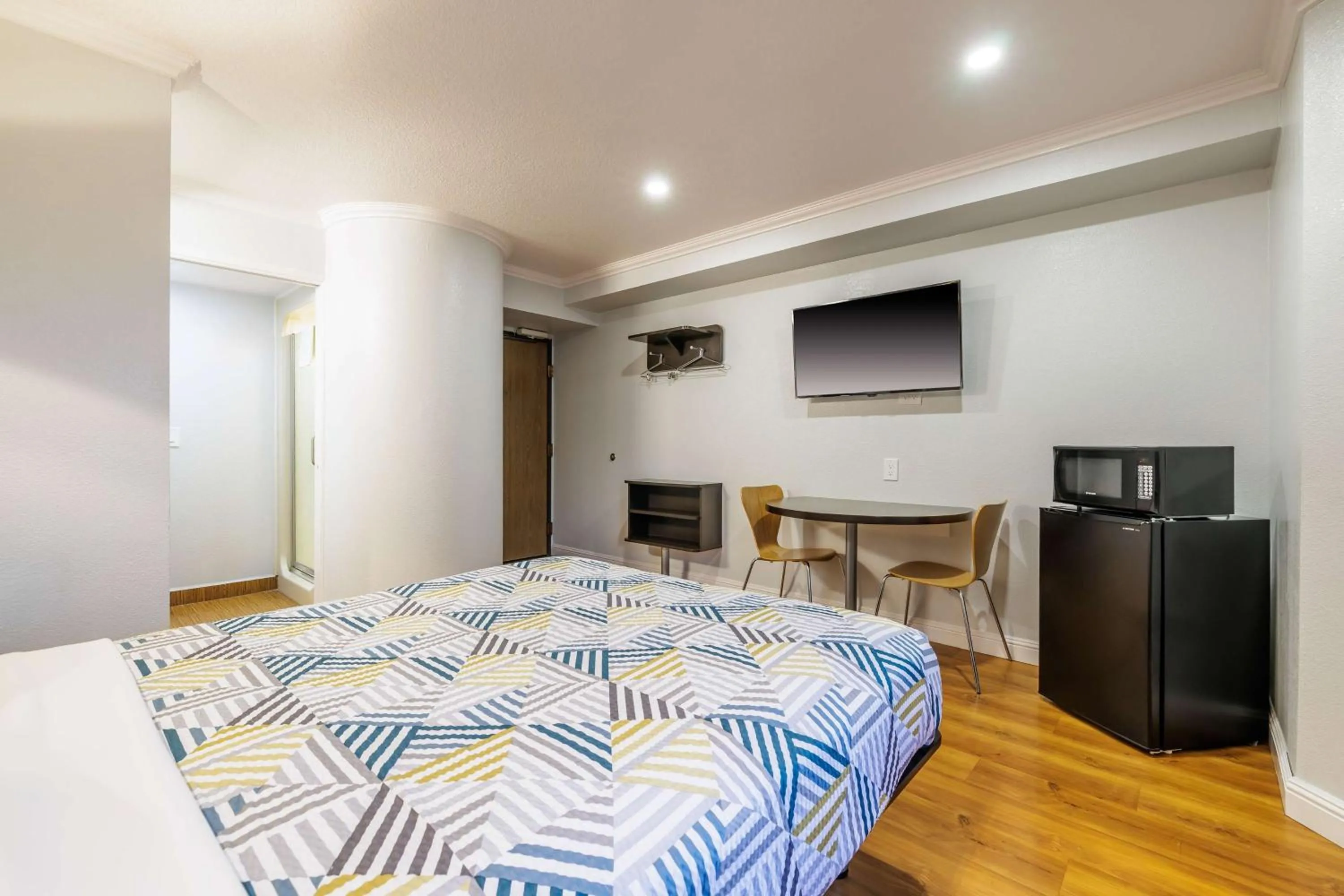 Bedroom, Bed in Motel 6-Auburn, CA