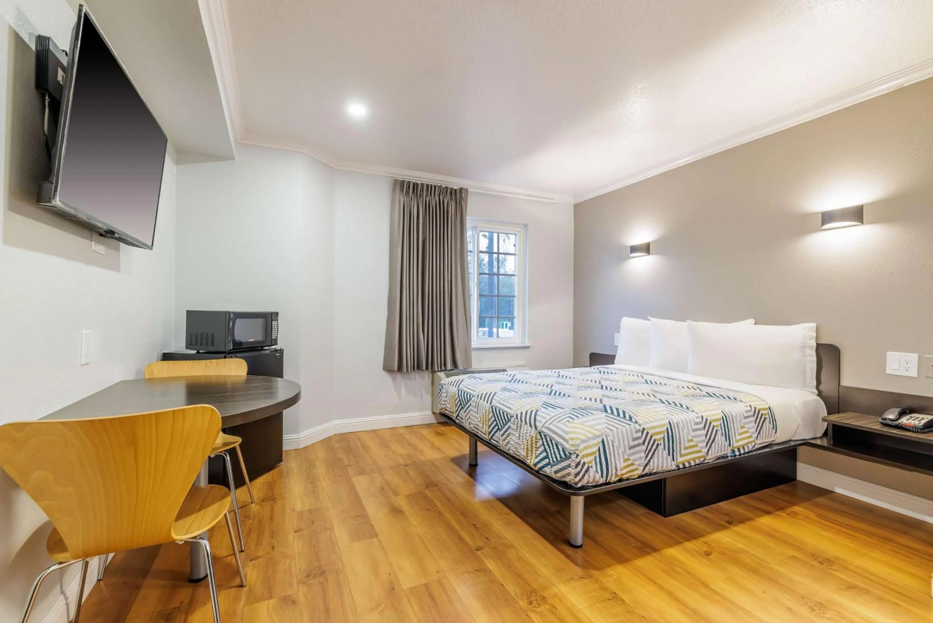 Bedroom, Bed in Motel 6-Auburn, CA