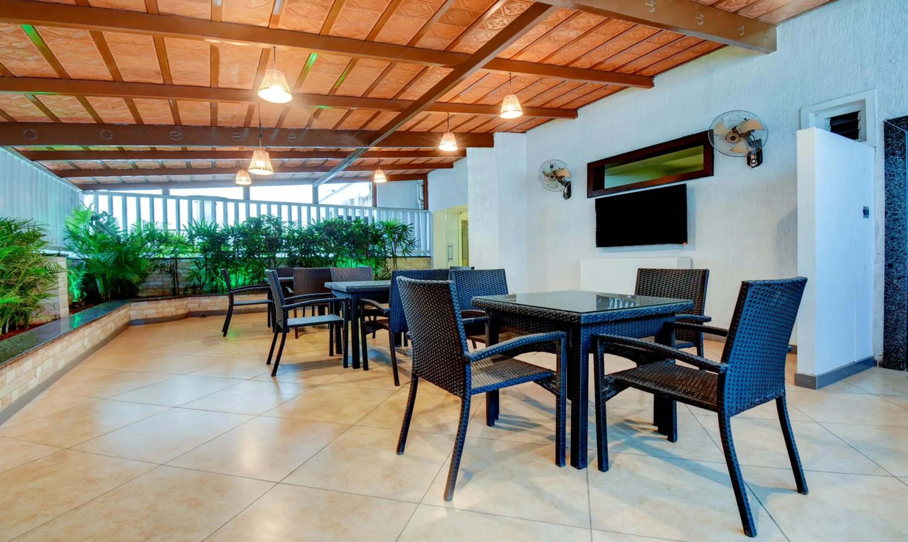 Restaurant/places to eat in Treebo Primeland Suites