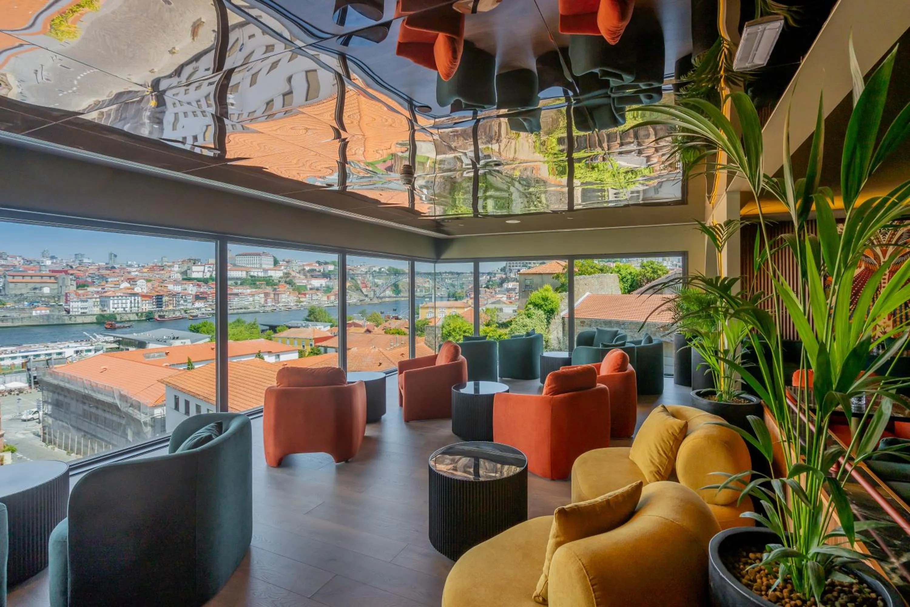 Lounge or bar in Hilton Porto Gaia