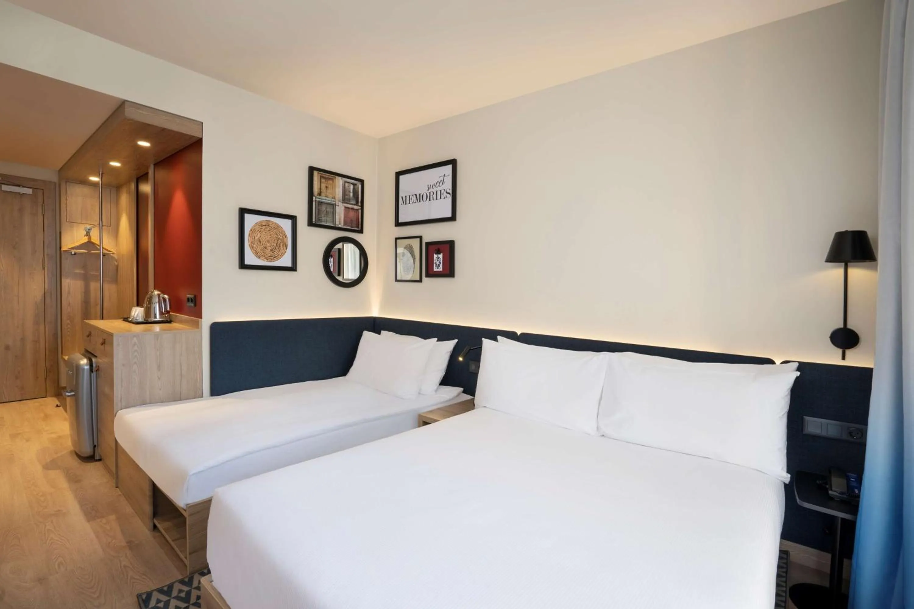 Living room, Bed in Hampton By Hilton Tashkent
