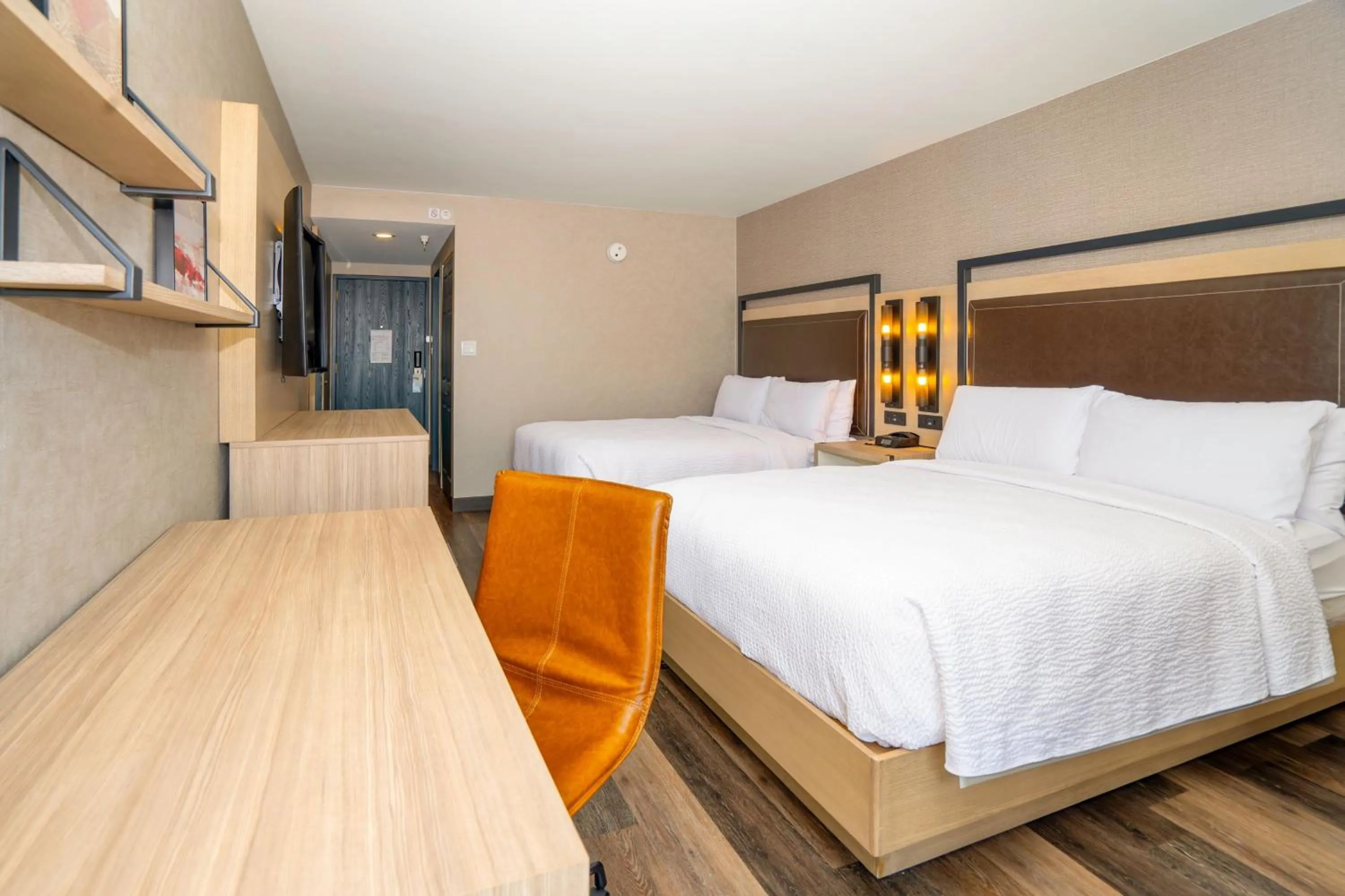 Photo of the whole room, Bed in Four Points by Sheraton Salt Lake City Airport