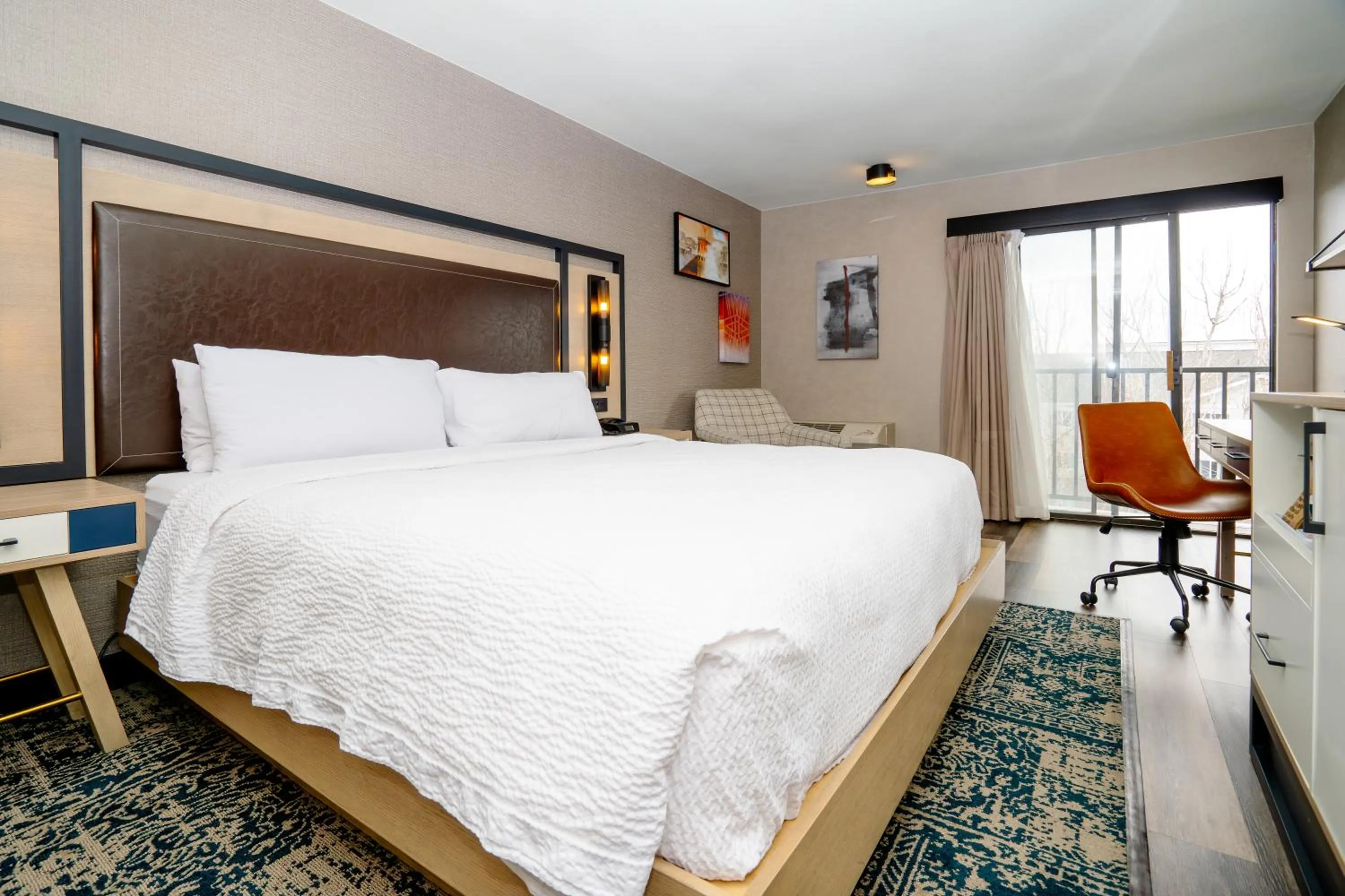 Photo of the whole room, Bed in Four Points by Sheraton Salt Lake City Airport