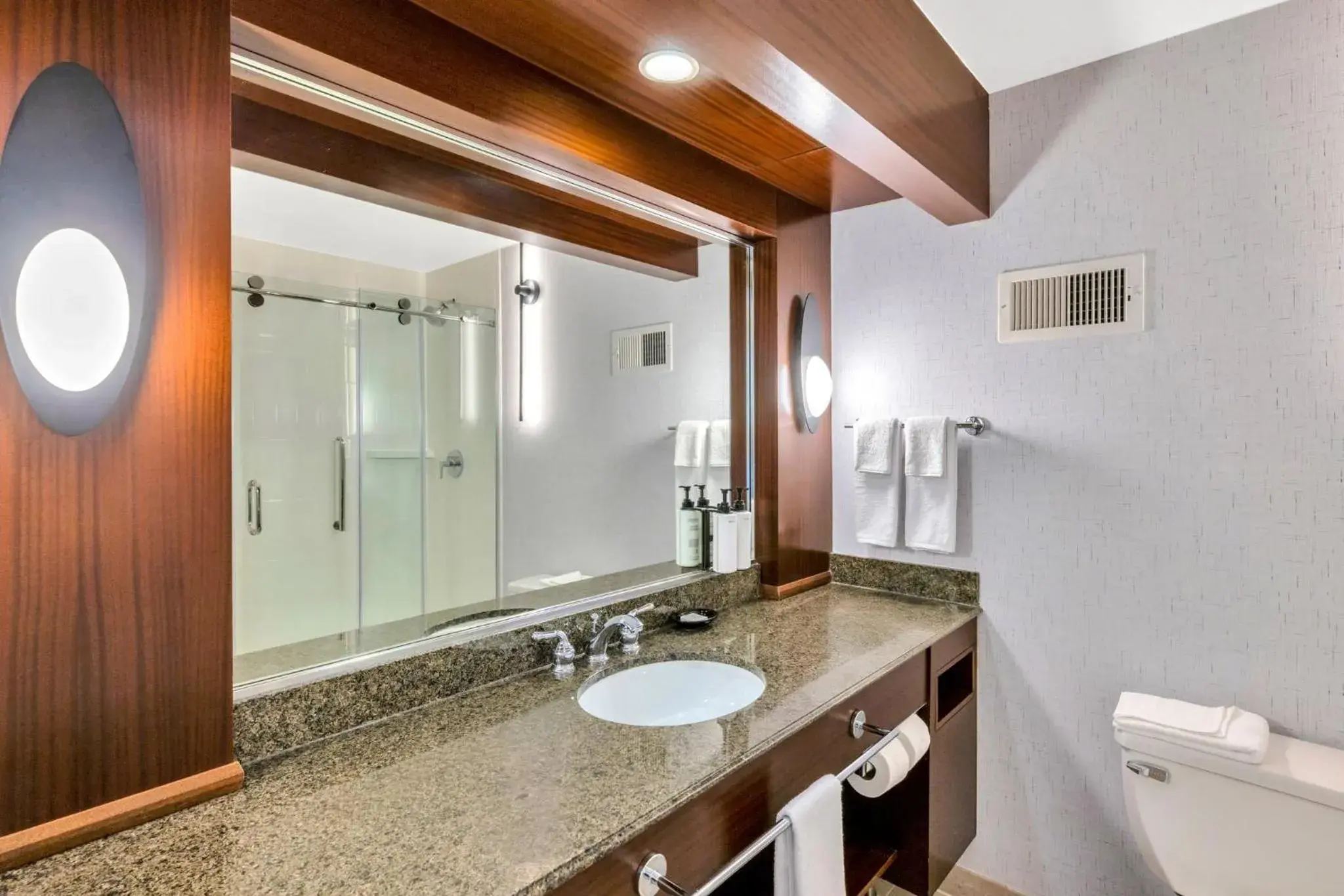 Standard Queen Room with Two Queen Beds in Crowne Plaza Hotel Foster City-San Mateo by IHG Standard Queen Room with Two Queen Beds in Crowne Plaza Hotel Foster City-San Mateo by IHG