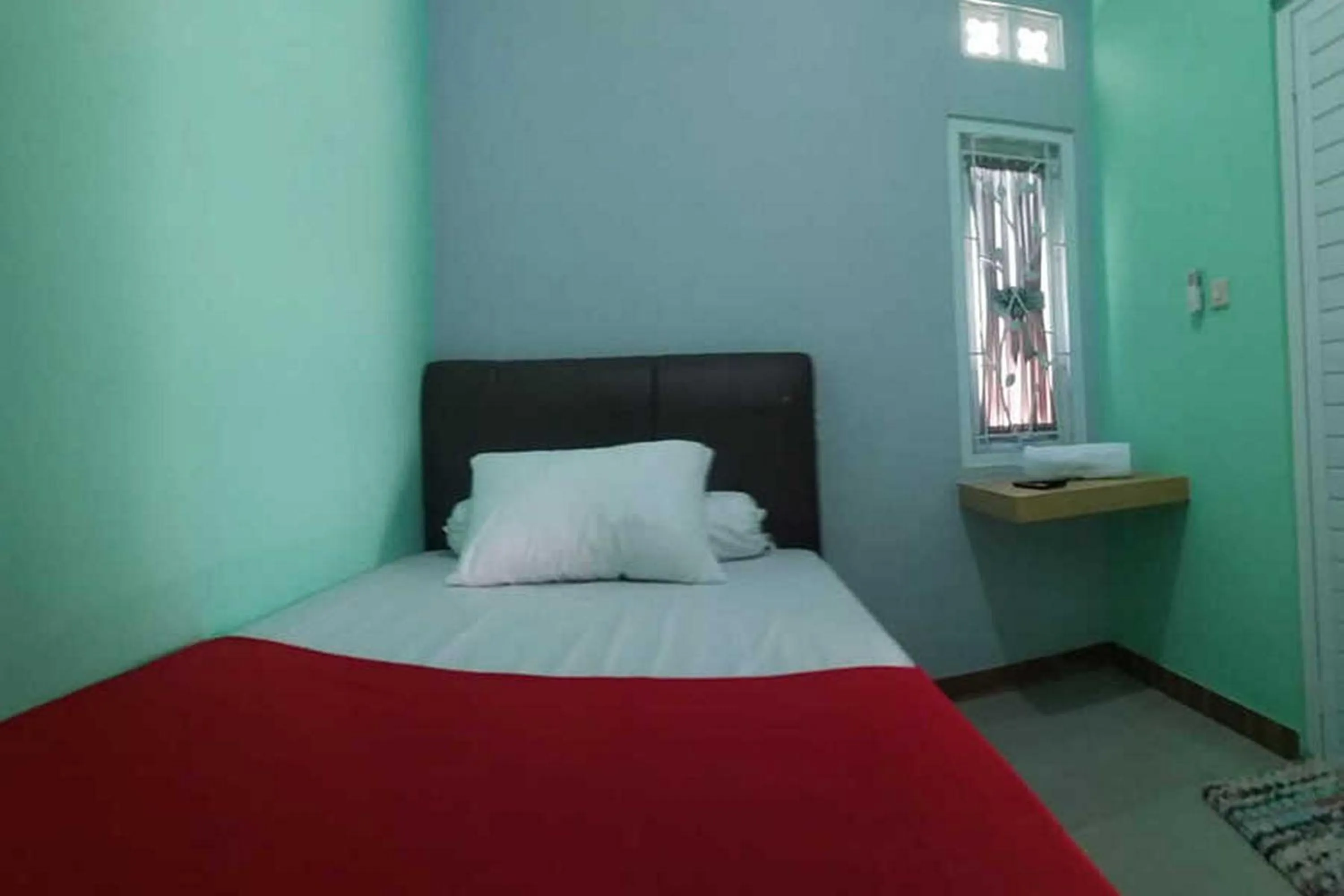 Bathroom, Bed in Griya Zukarnaen Syariah near Universitas Mercubuana Yogyakarta RedPartner