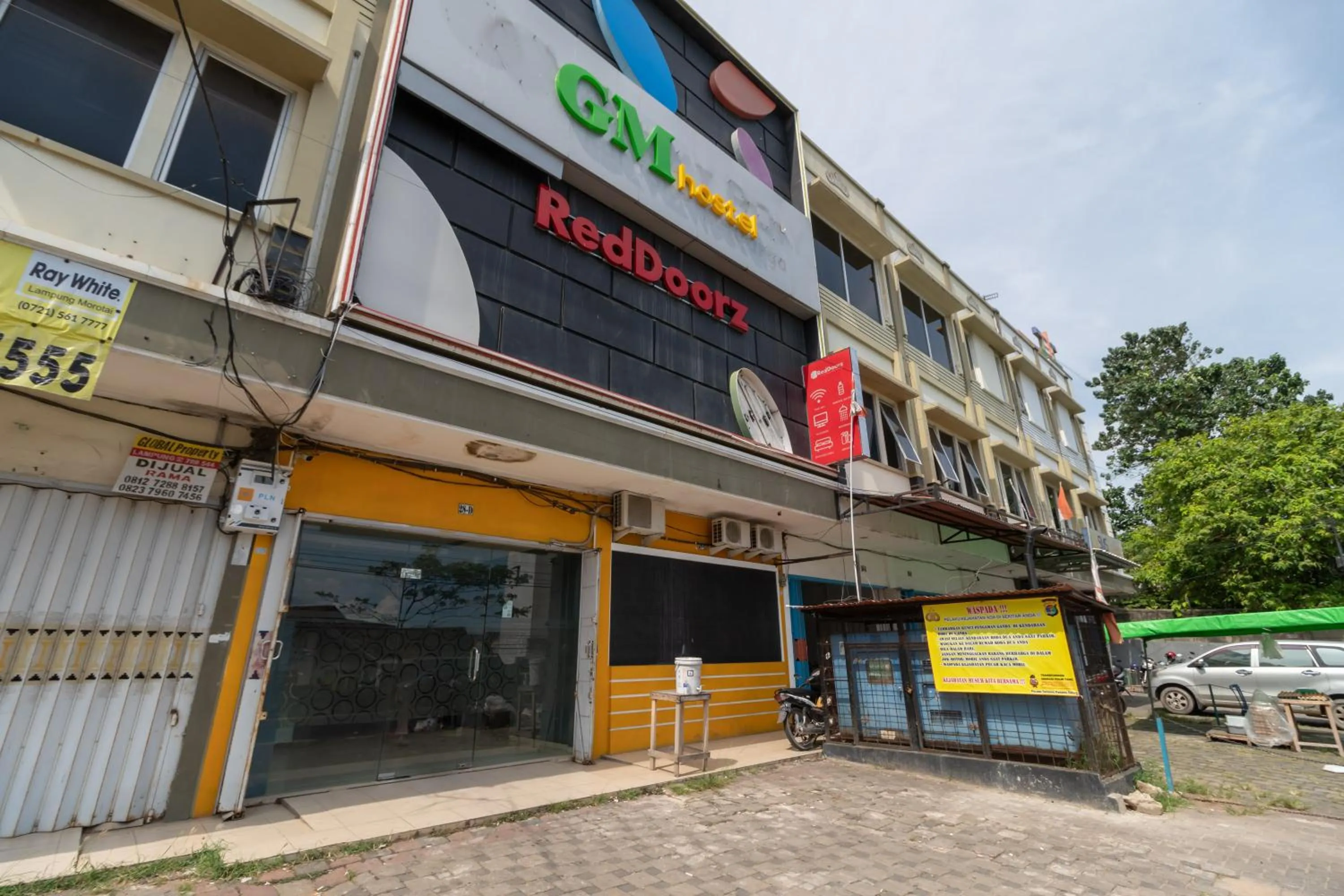 Facade/entrance in RedDoorz @ Jalan Gajah Mada Lampung