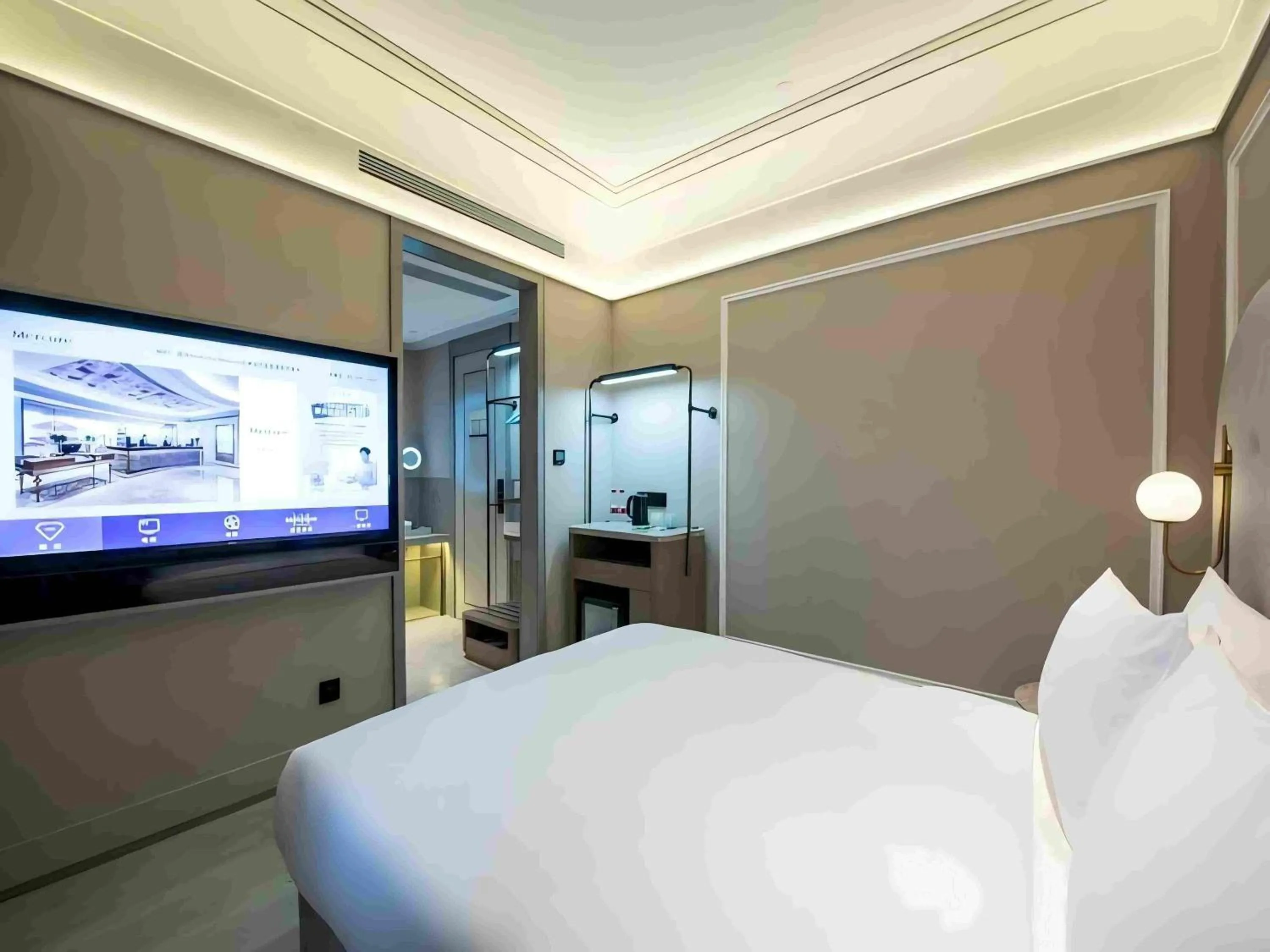 Bedroom, Bed in Mercure Qingdao Downtown