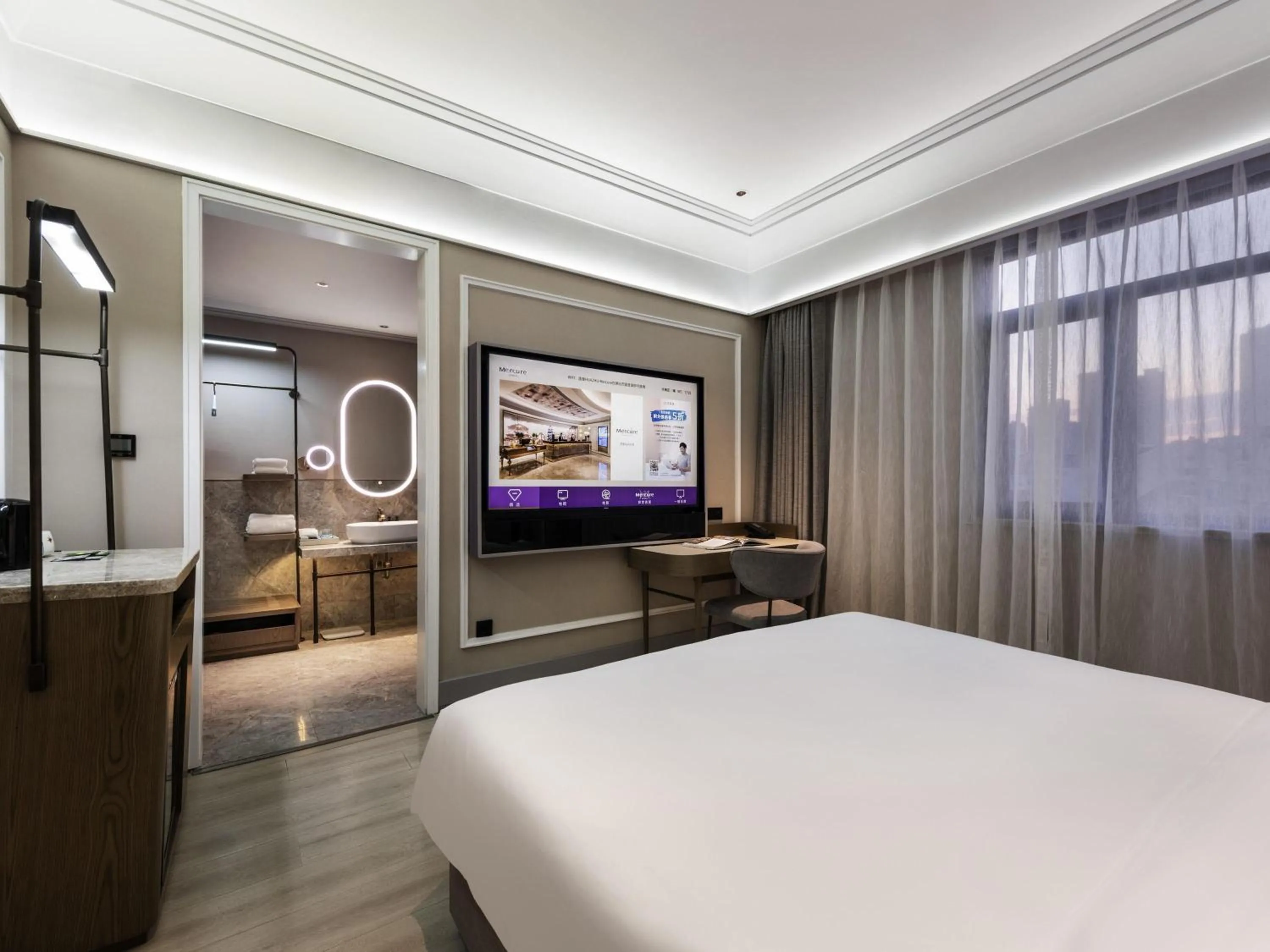 Bedroom, Bed in Mercure Qingdao Downtown