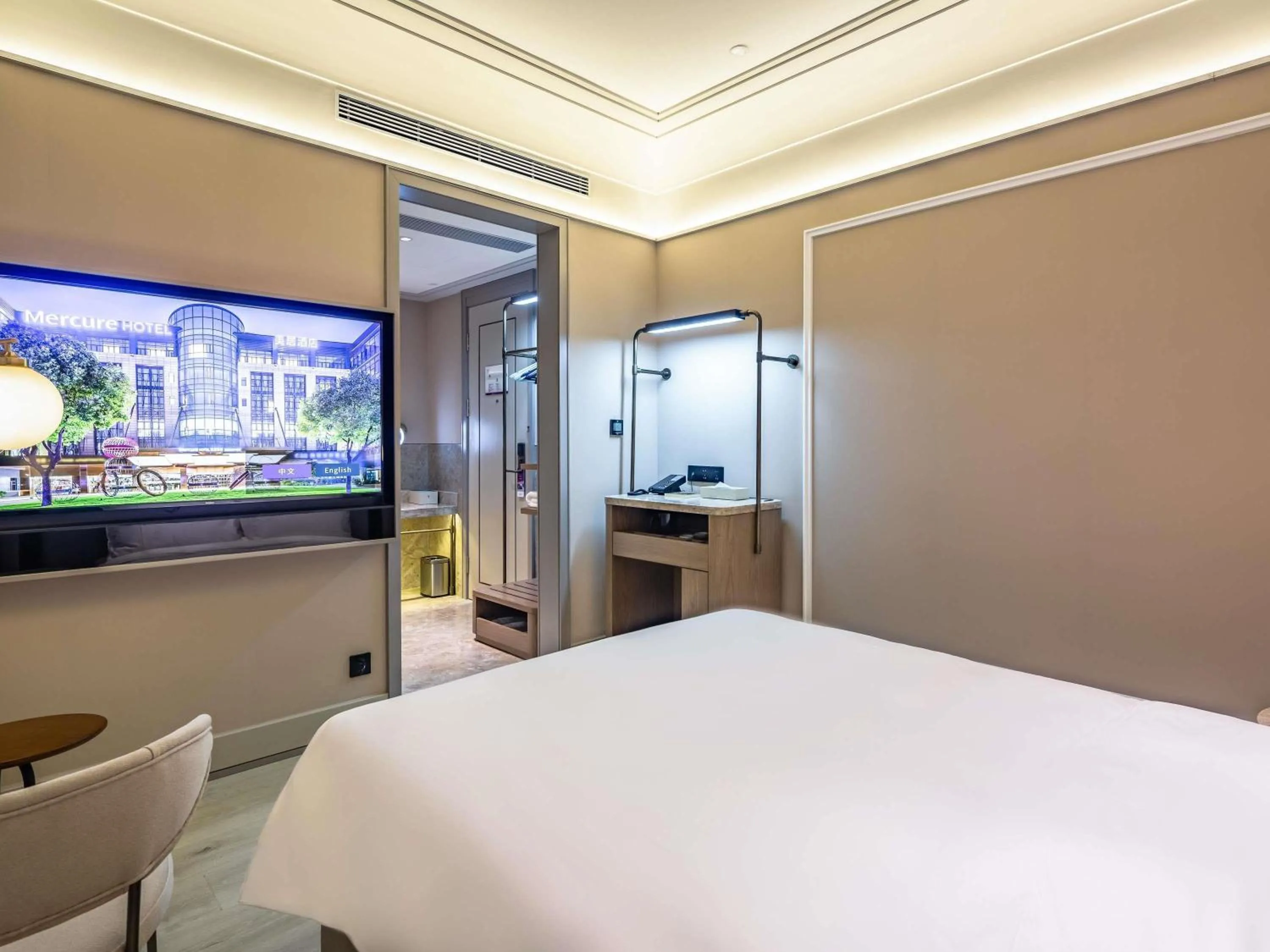 Bedroom, Bed in Mercure Qingdao Downtown