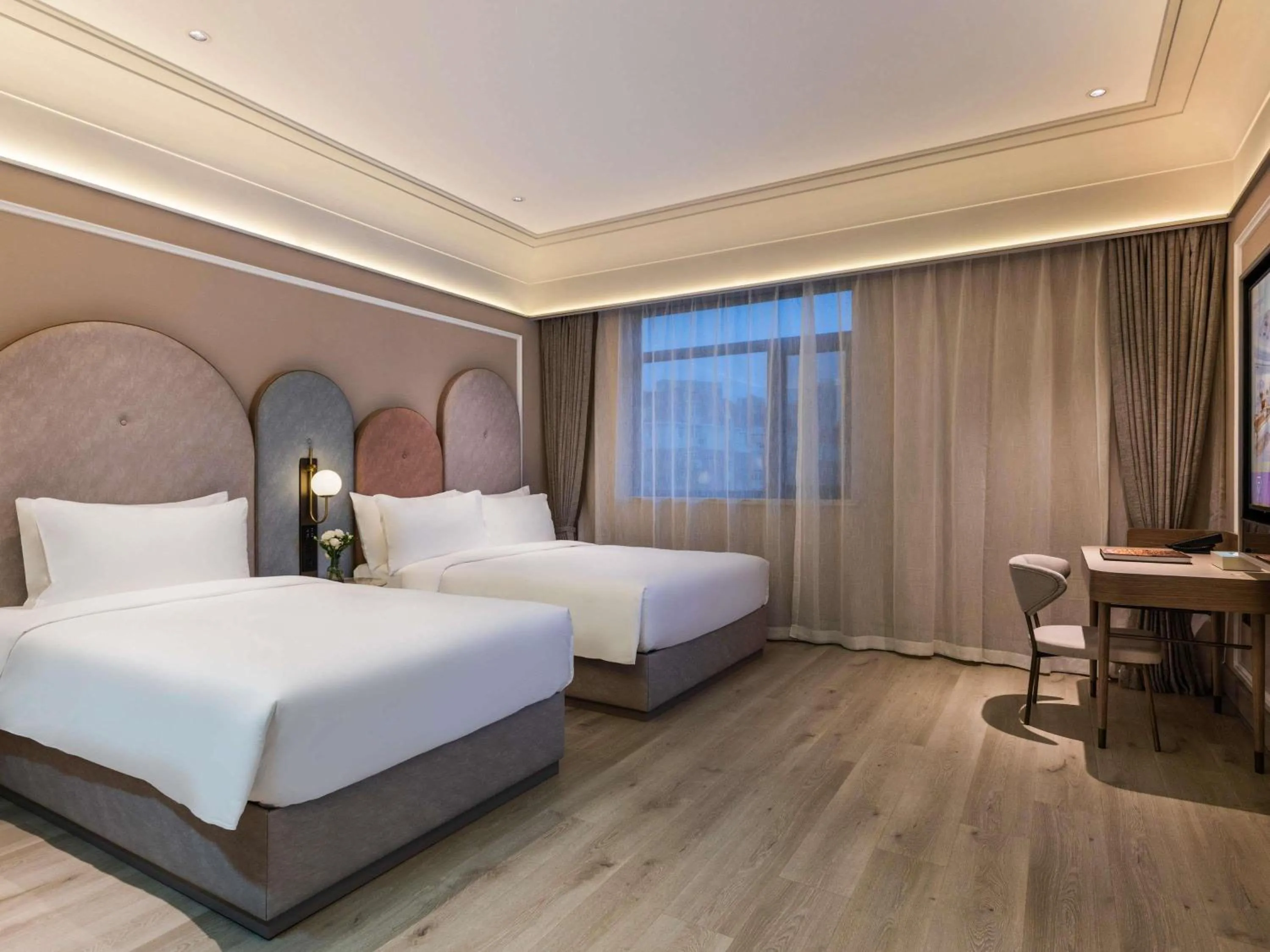 Bedroom, Bed in Mercure Qingdao Downtown