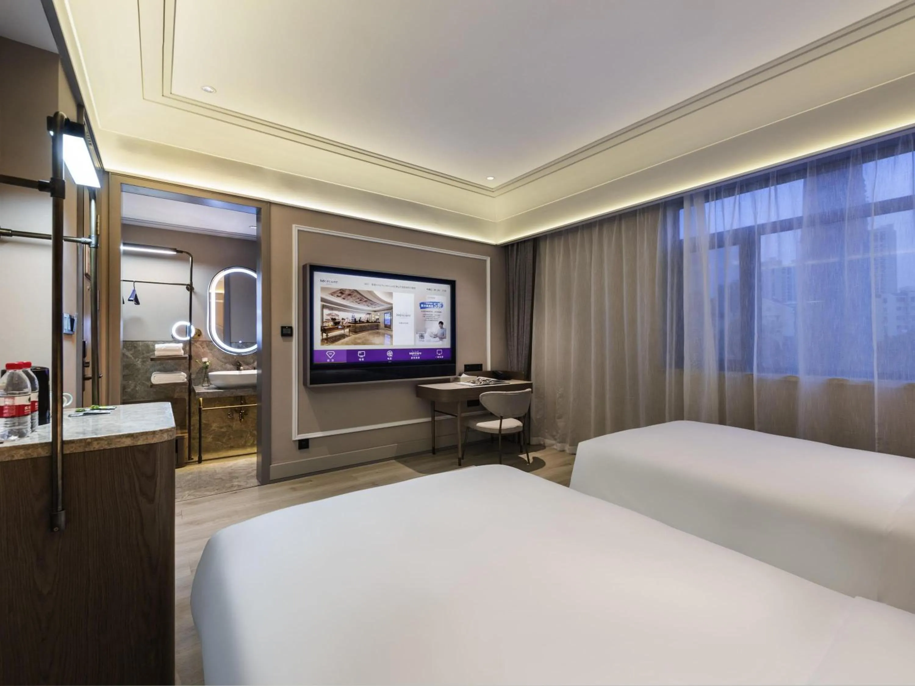 Bedroom, Bed in Mercure Qingdao Downtown