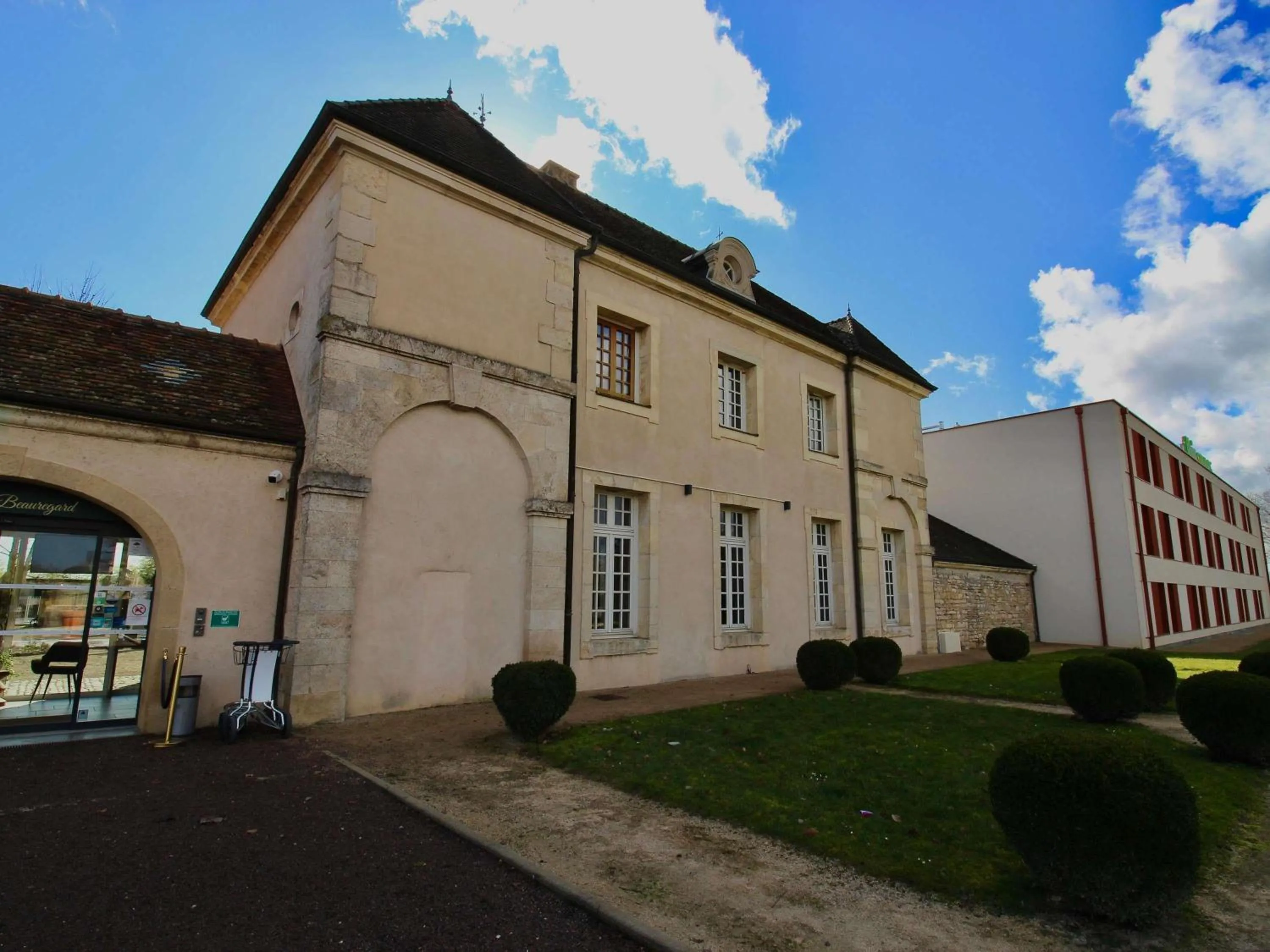 Property building in ibis Styles Dijon Sud Domaine De Beauregard 21600 Longvic