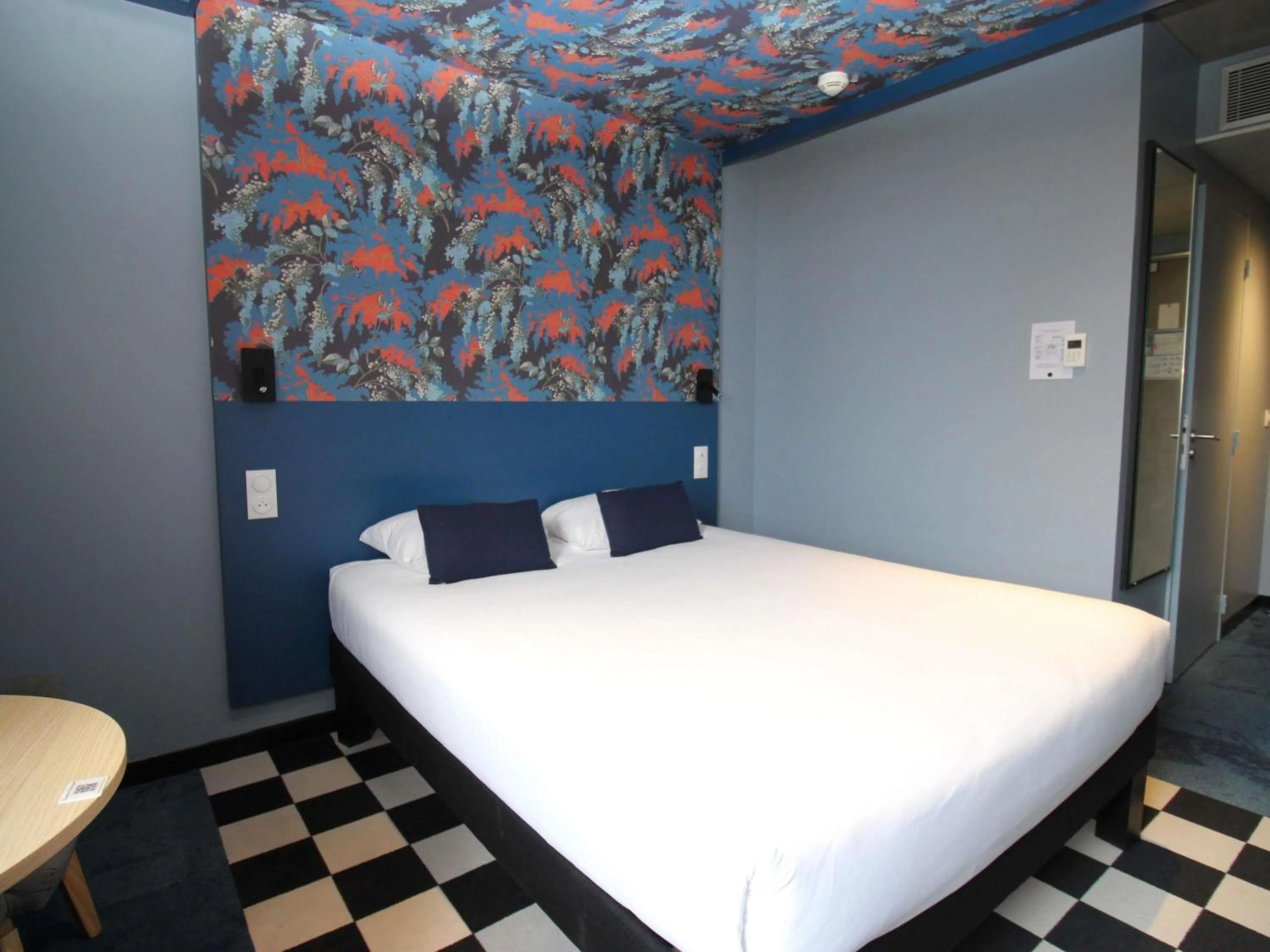 Bedroom, Bed in ibis Styles Dijon Sud Domaine De Beauregard 21600 Longvic