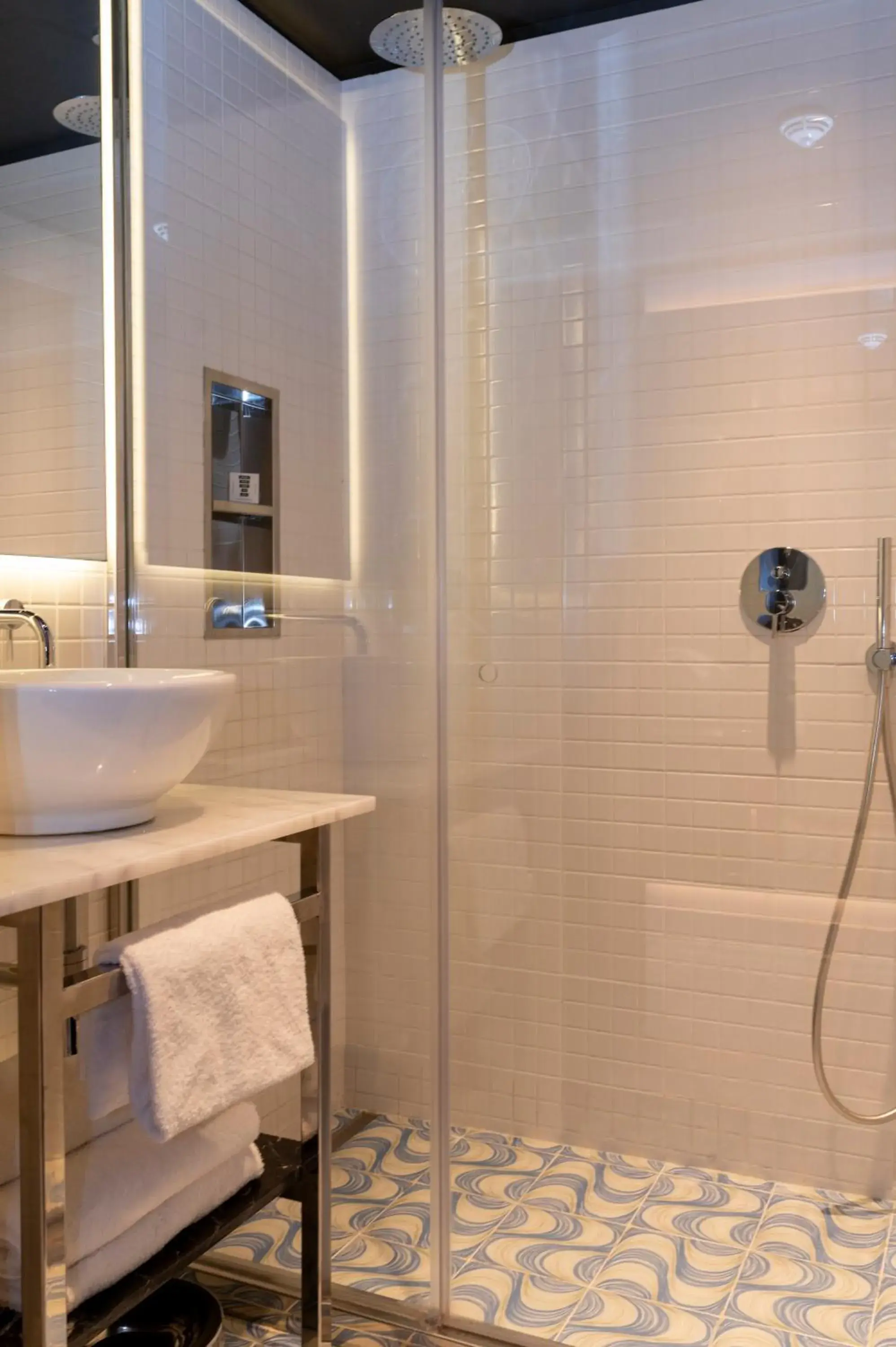 Medium Mama Double Room with Queen Bed in Mama Shelter Lisboa Medium Mama Double Room with Queen Bed in Mama Shelter Lisboa