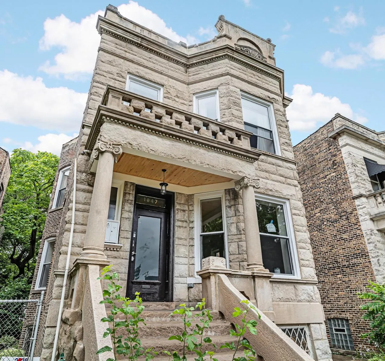 Property building in Spacious 5-BR Apt next to transit Free Parking