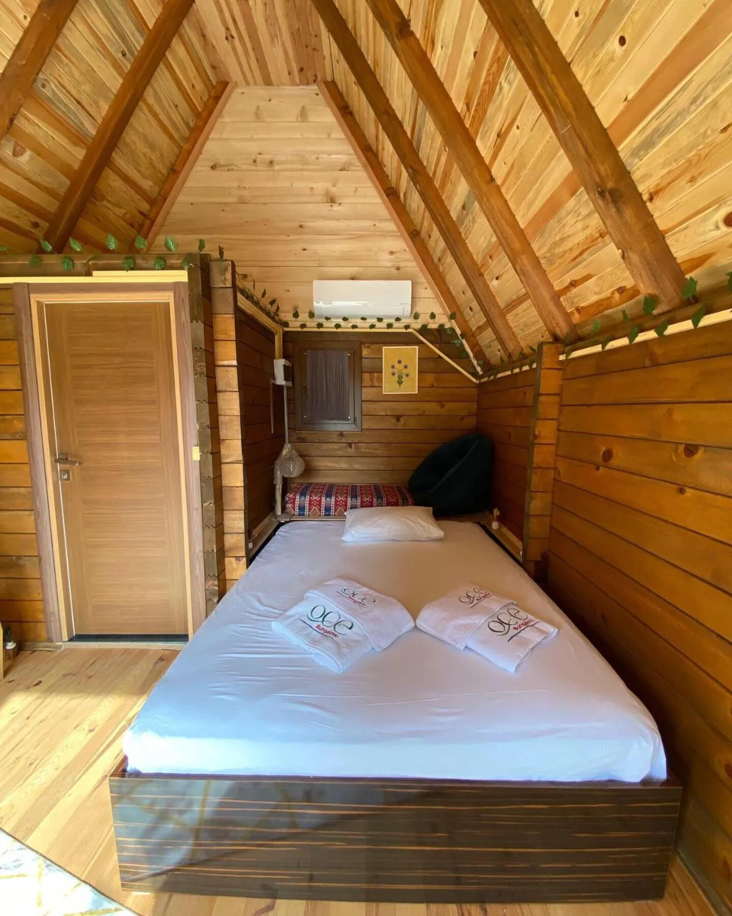 Bedroom, Bed in Oce Bungalow