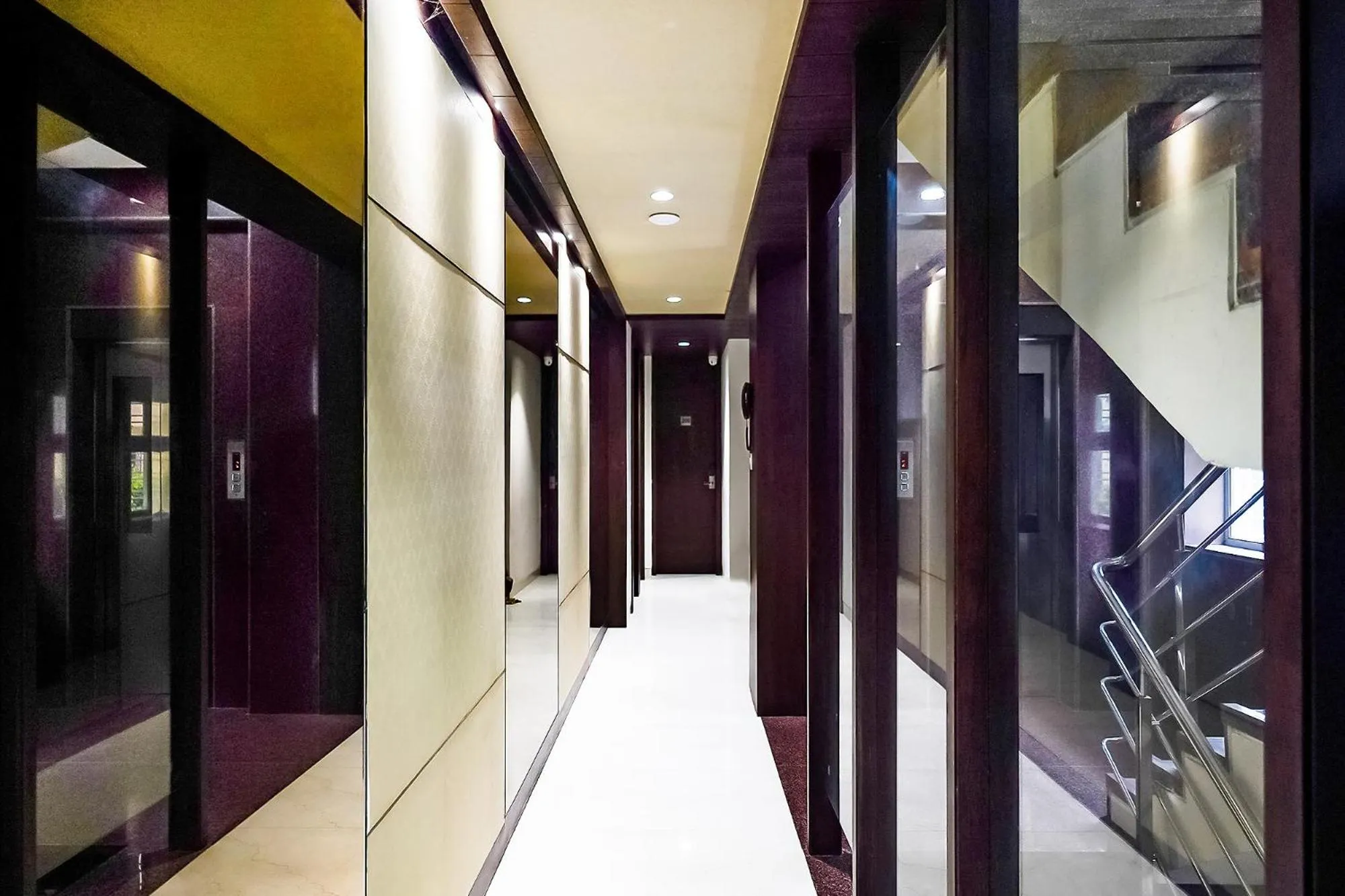 Lobby or reception in FabHotel Eros 211 - Nr Sreebhumi