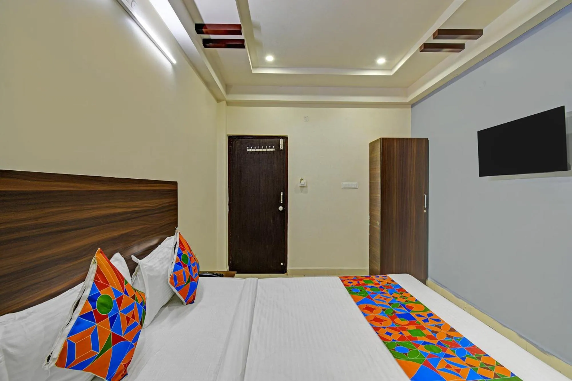 Bed in FabHotel White House Leo