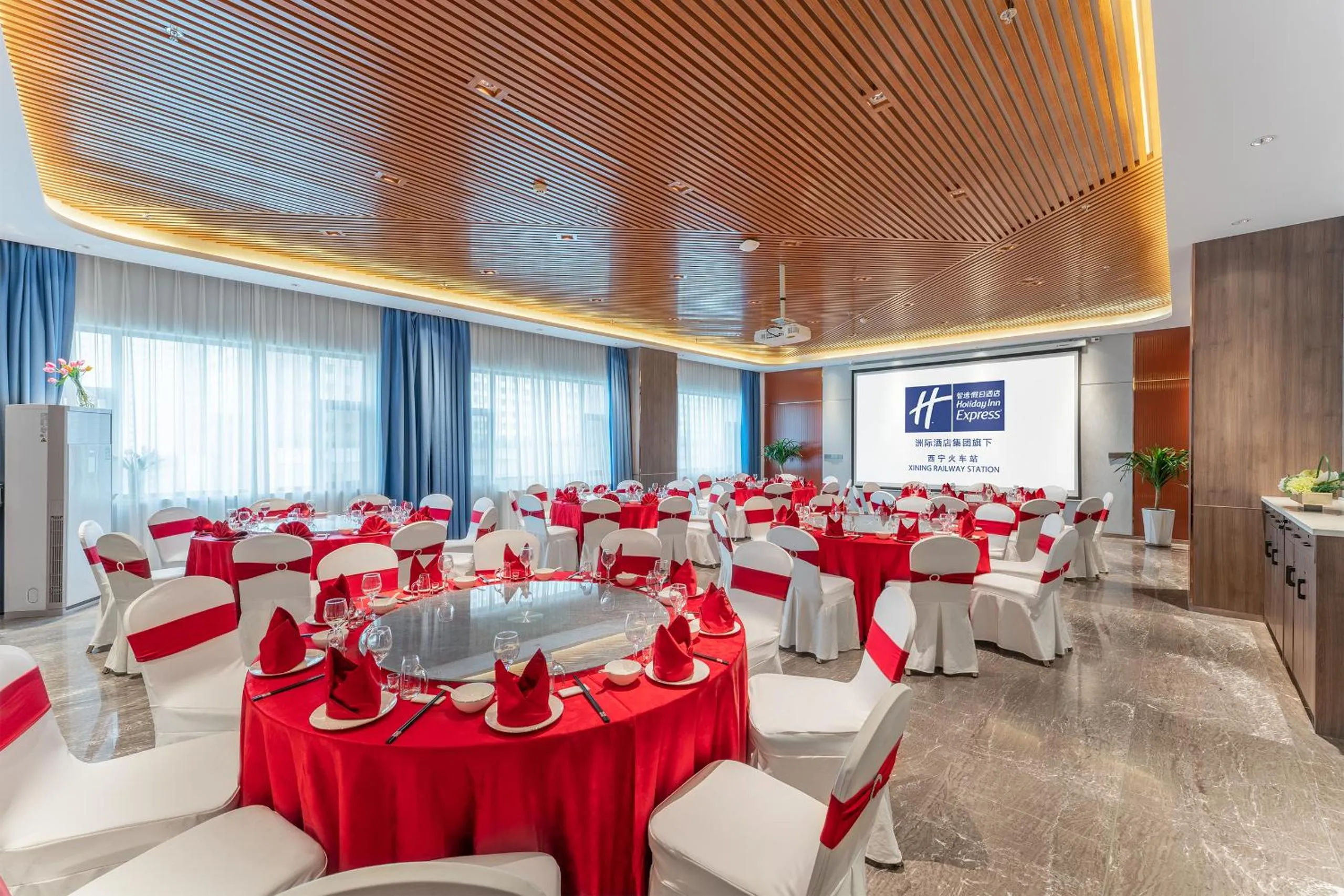 Restaurant/places to eat in Holiday Inn Express Xining Railway Station by IHG