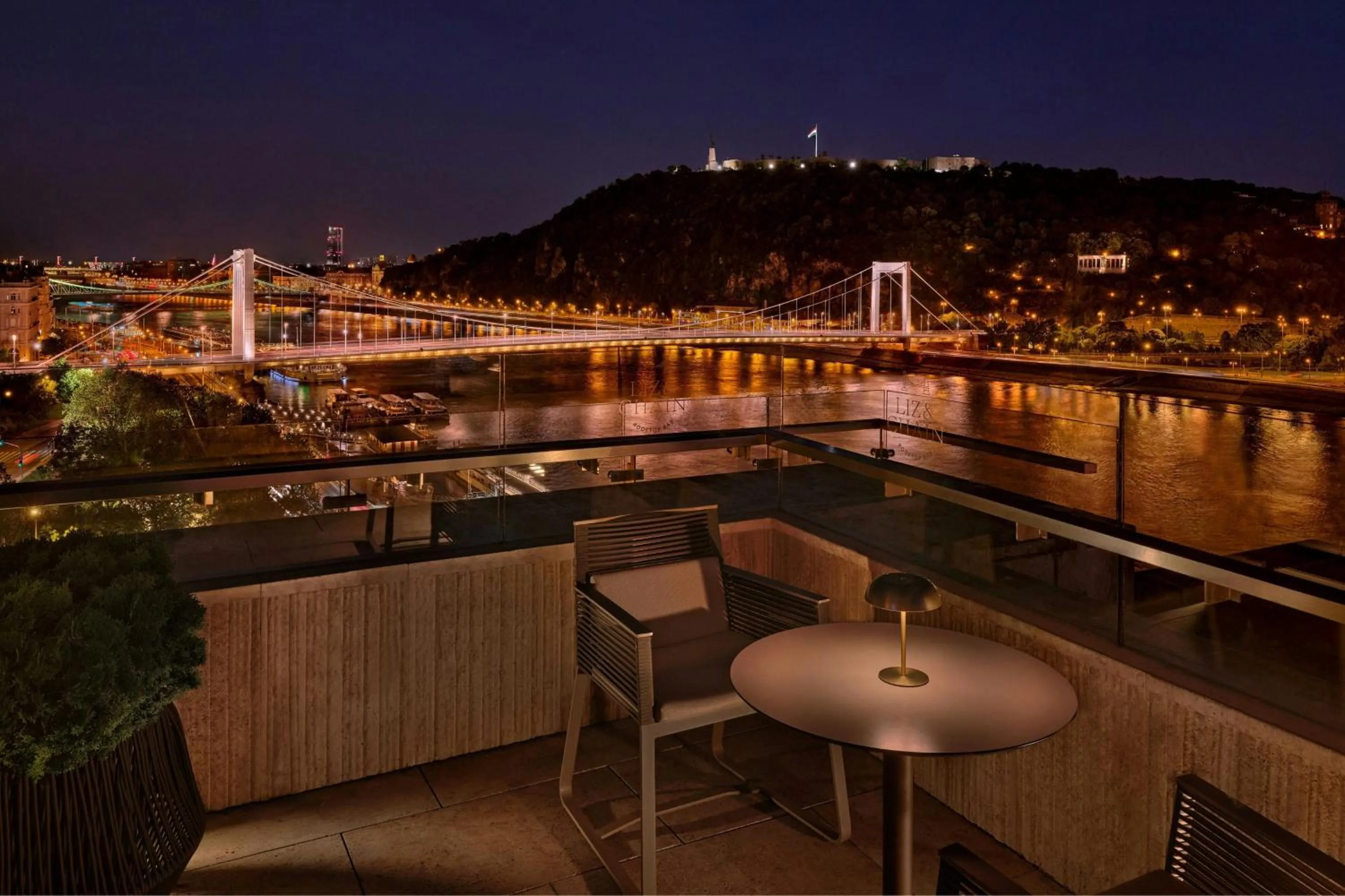 Lounge or bar in Budapest Marriott Hotel