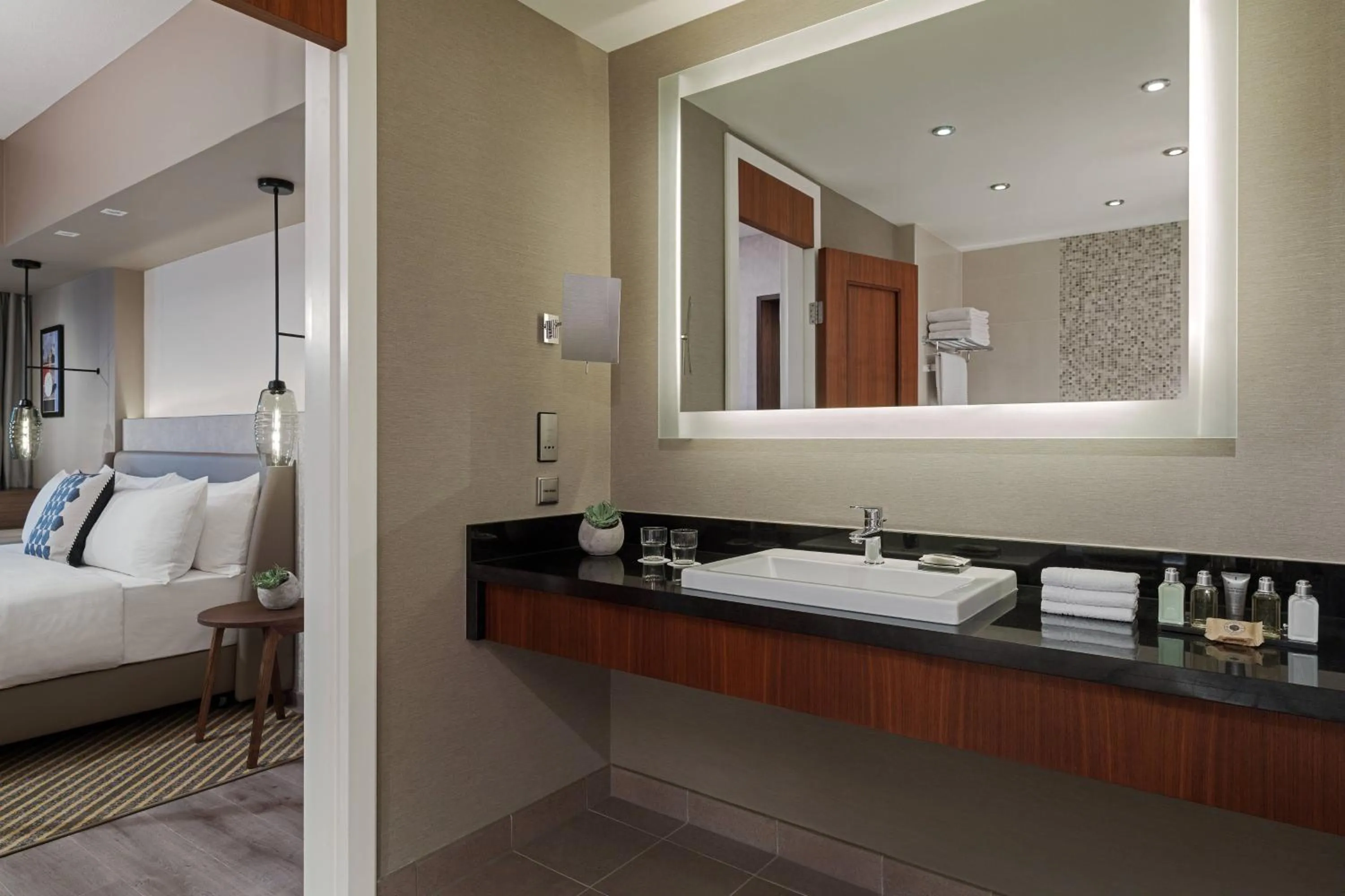Bathroom, Bed in Budapest Marriott Hotel