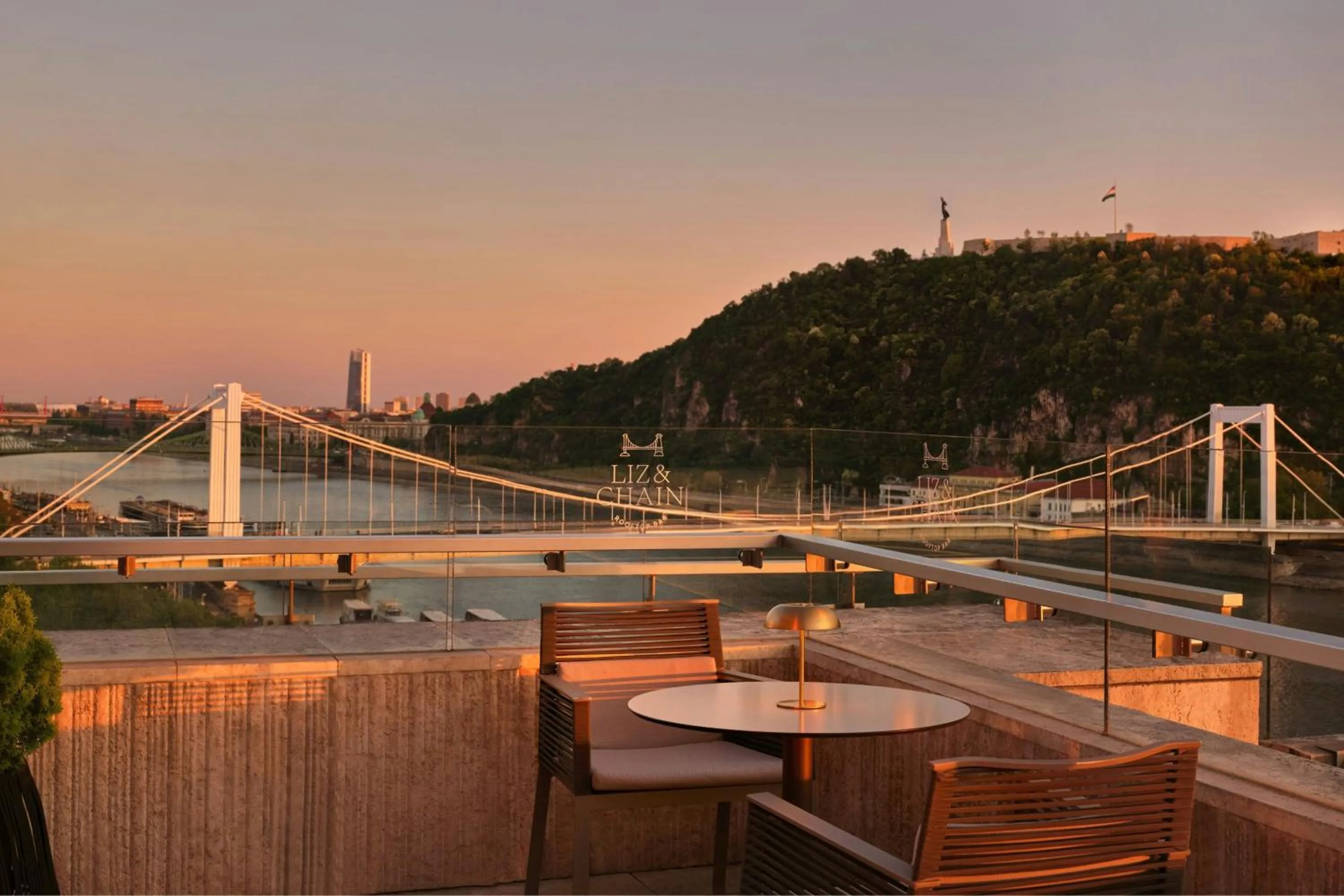 Lounge or bar in Budapest Marriott Hotel