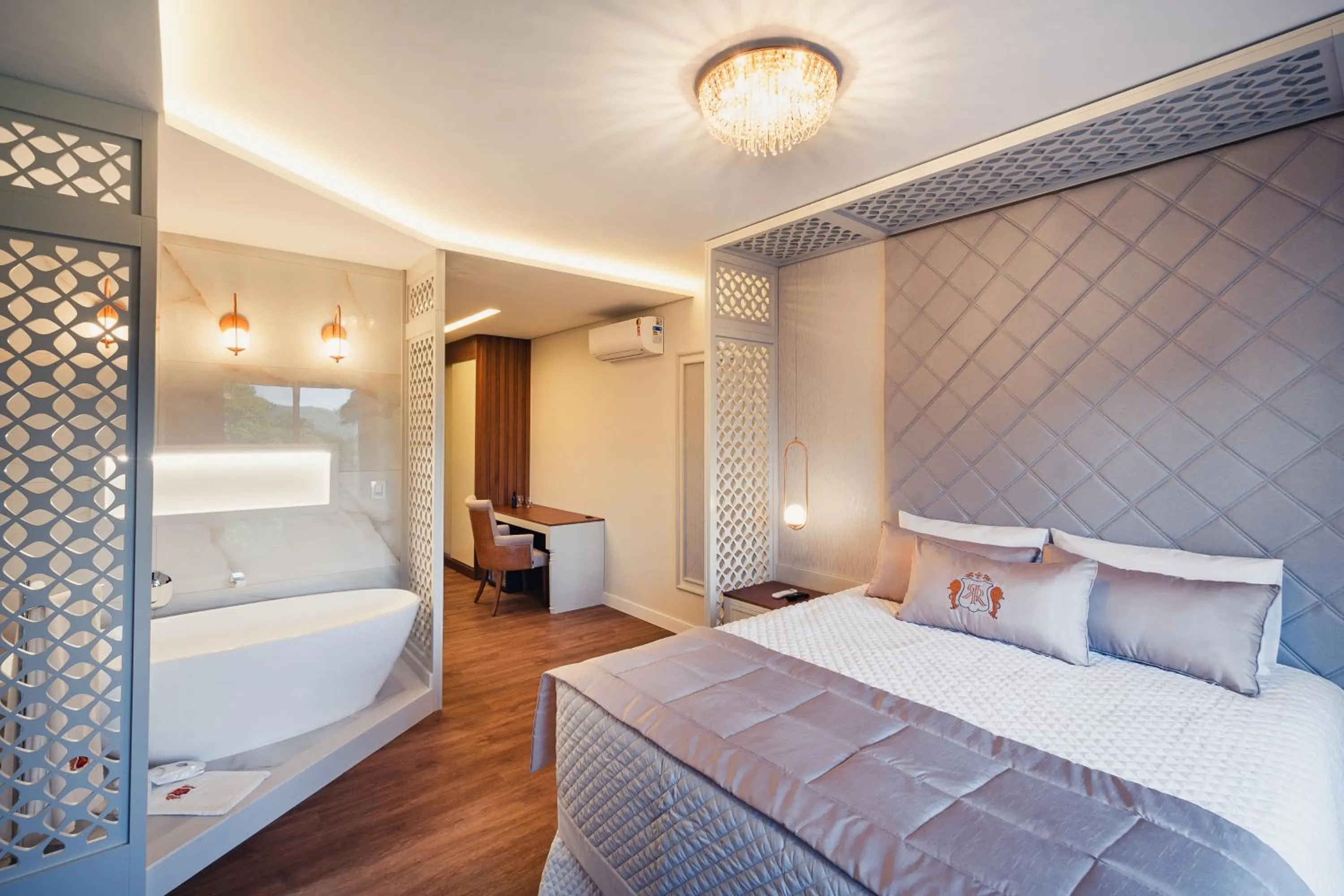 Bath, Bed in Hotel e Restaurante GIRATÓRIO RF Vision - A melhor vista 360 de Gramado