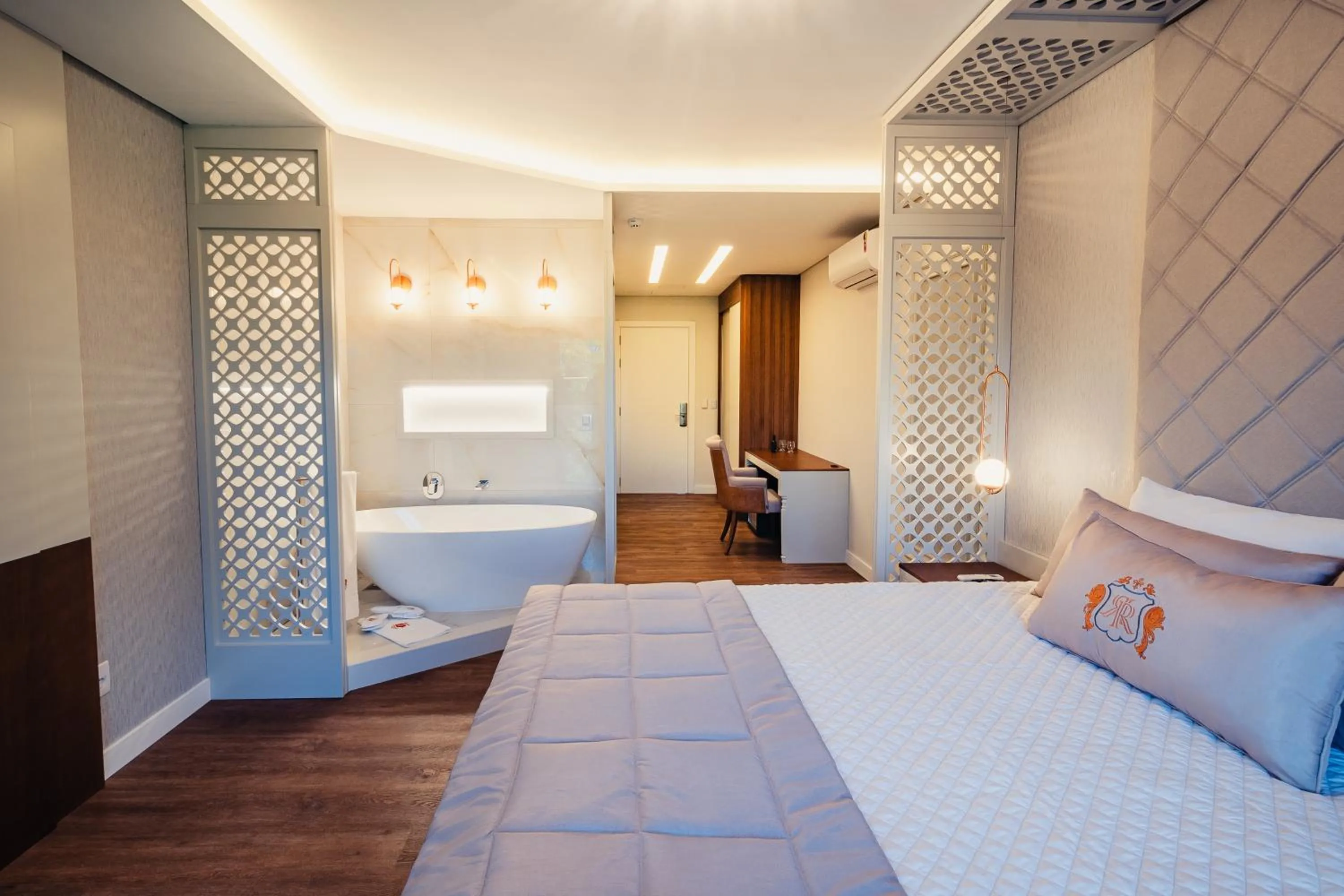 Bath, Bed in Hotel e Restaurante GIRATÓRIO RF Vision - A melhor vista 360 de Gramado