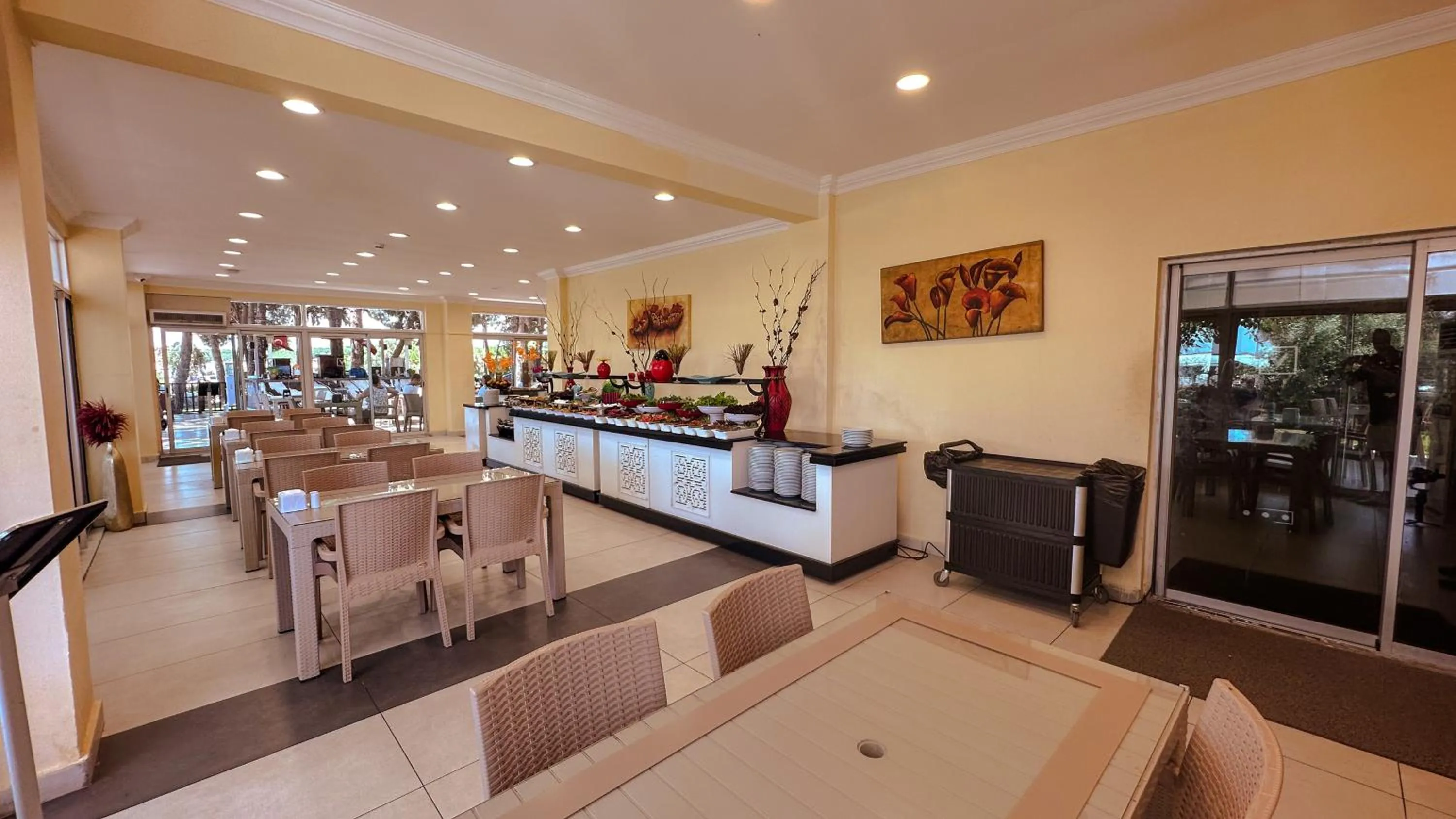 Restaurant/places to eat in Prenses Sealine Beach Hotel