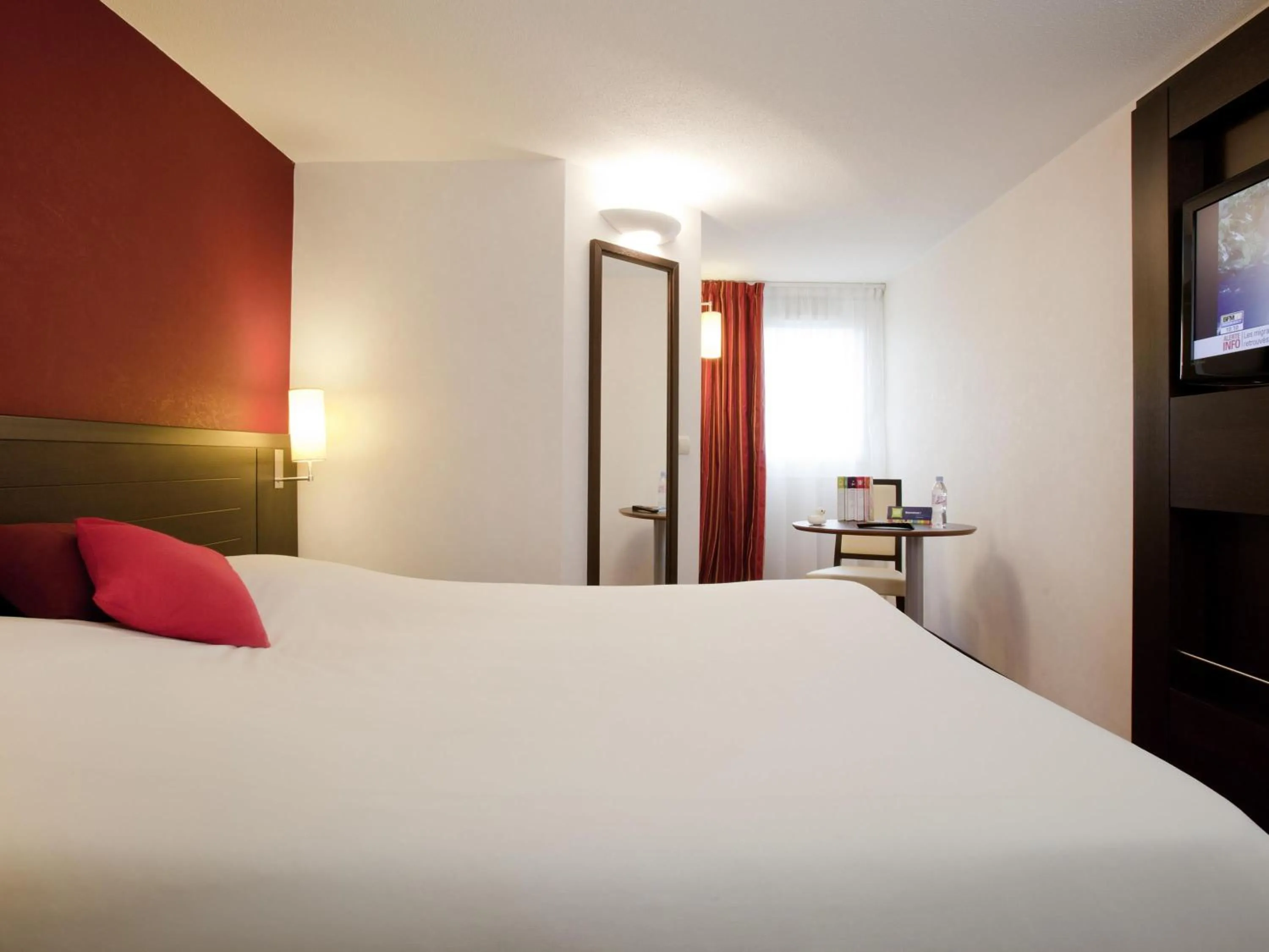 Bedroom, Bed in ibis Styles Belfort Centre