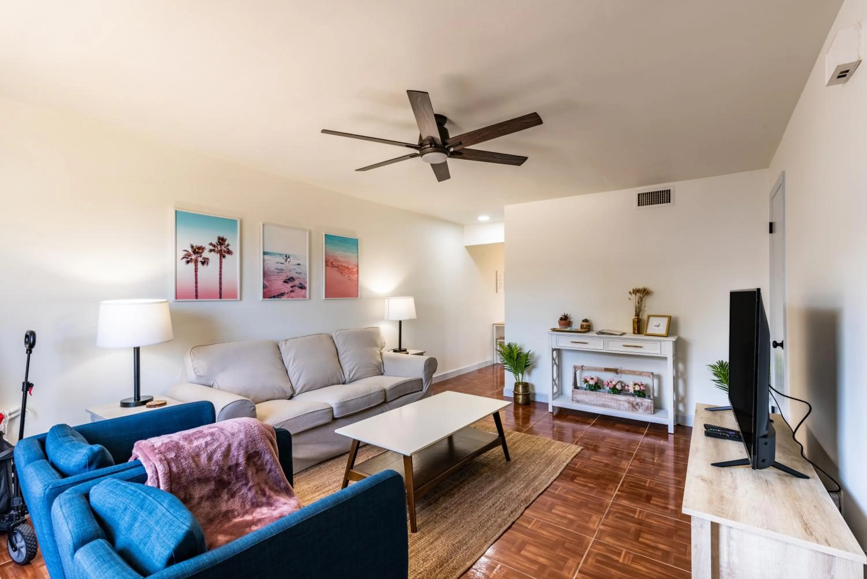 Living room in Amazing 2 Bedroom Townhouse near beach