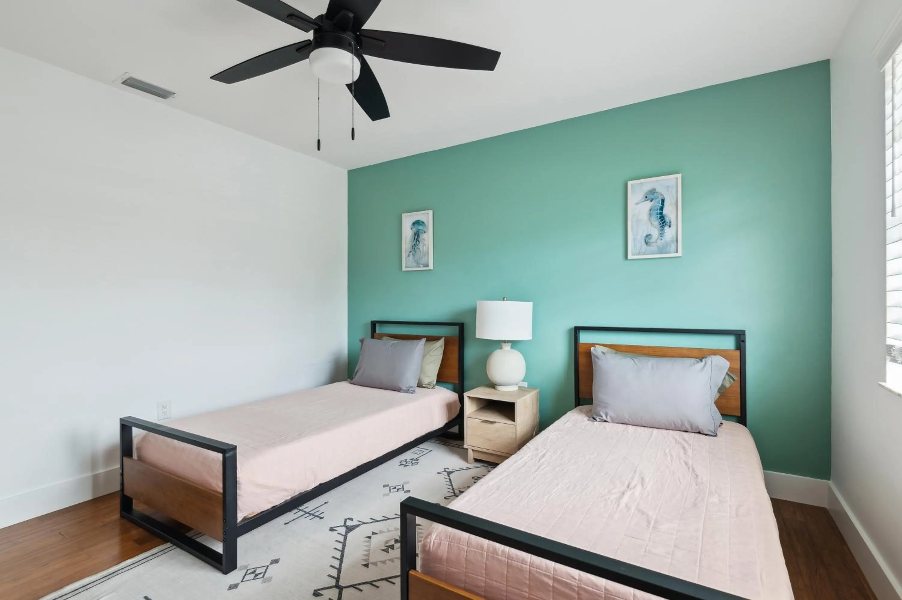 Bed in Amazing 2 Bedroom Townhouse near beach