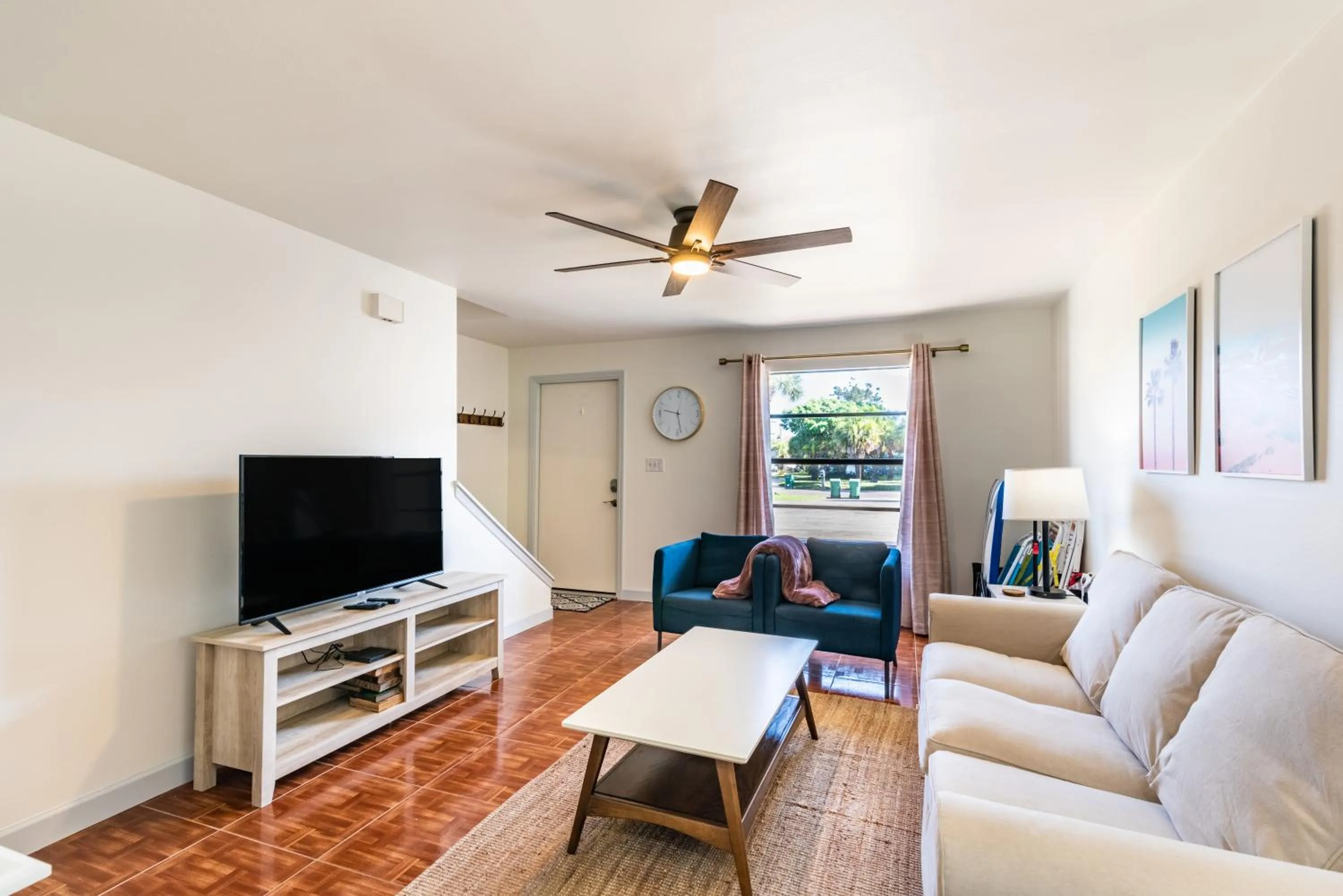 Living room in Amazing 2 Bedroom Townhouse near beach
