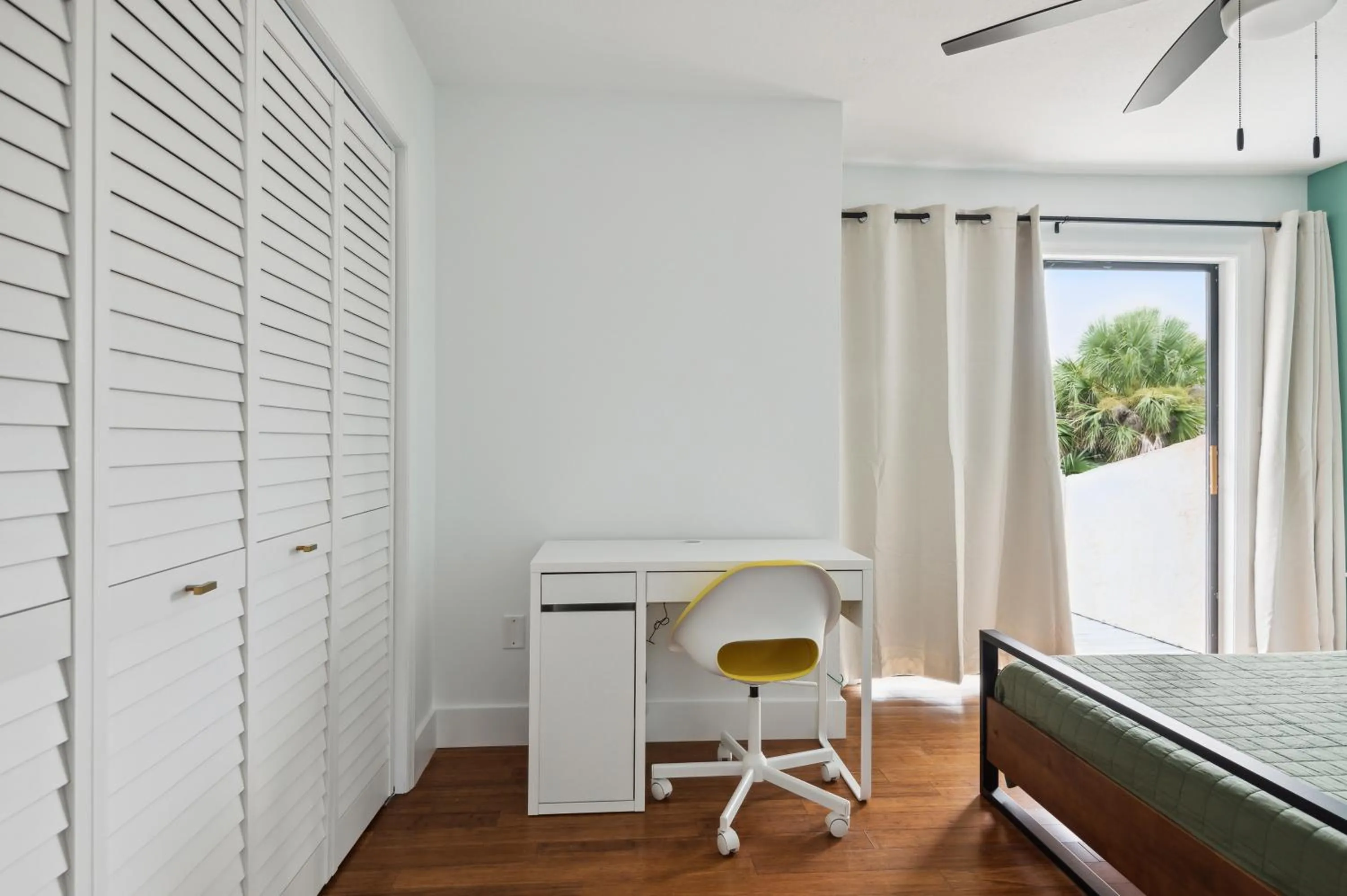 Bed in Amazing 2 Bedroom Townhouse near beach