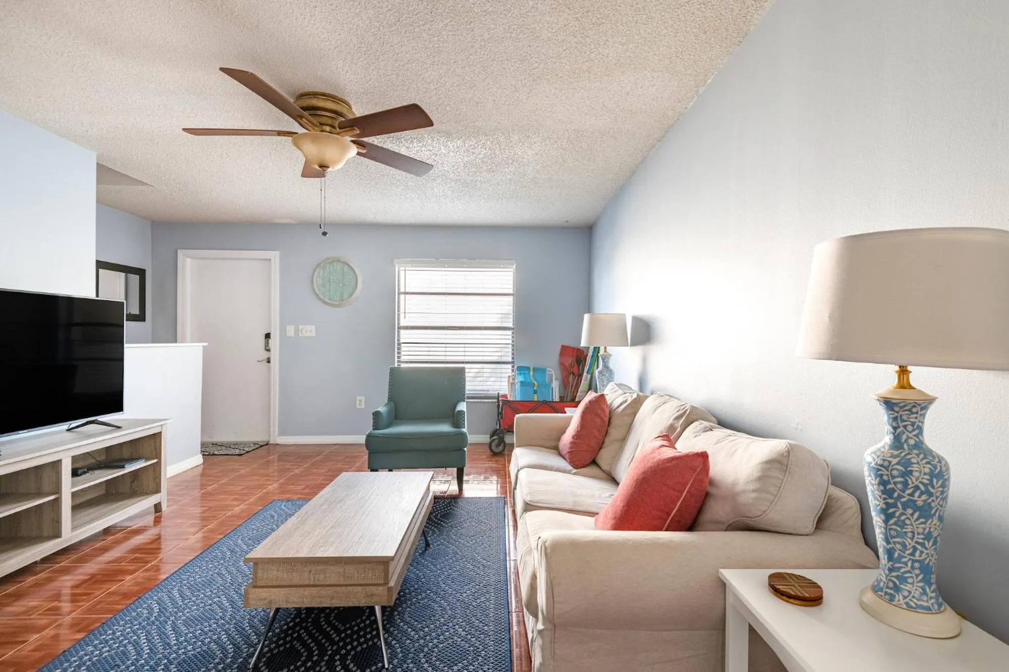 TV and multimedia in Amazing 2 Bedroom Townhouse near beach