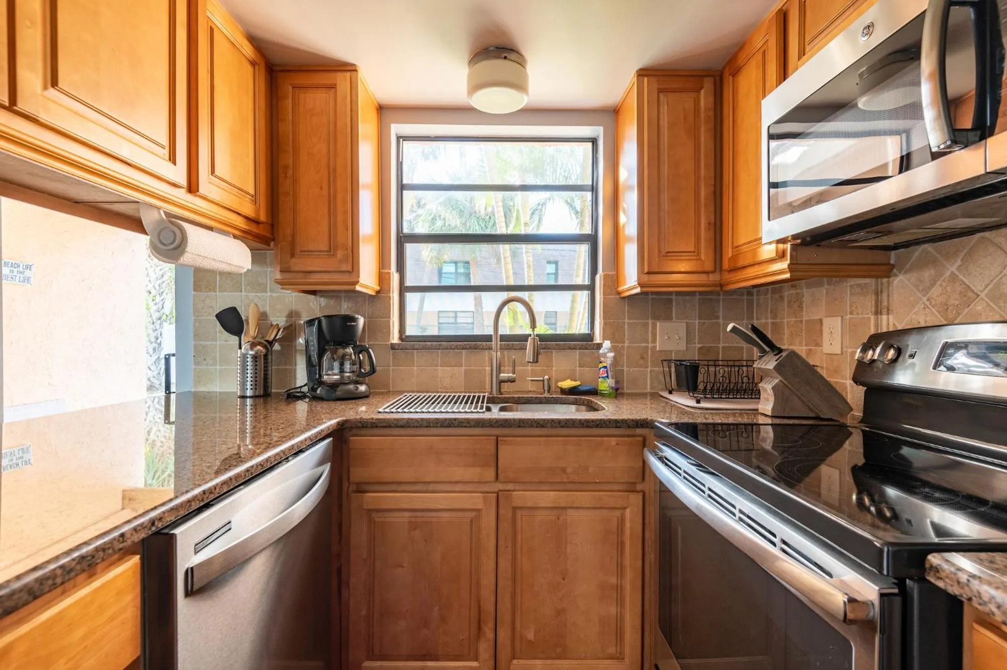 Kitchen or kitchenette in Amazing 2 Bedroom Townhouse near beach