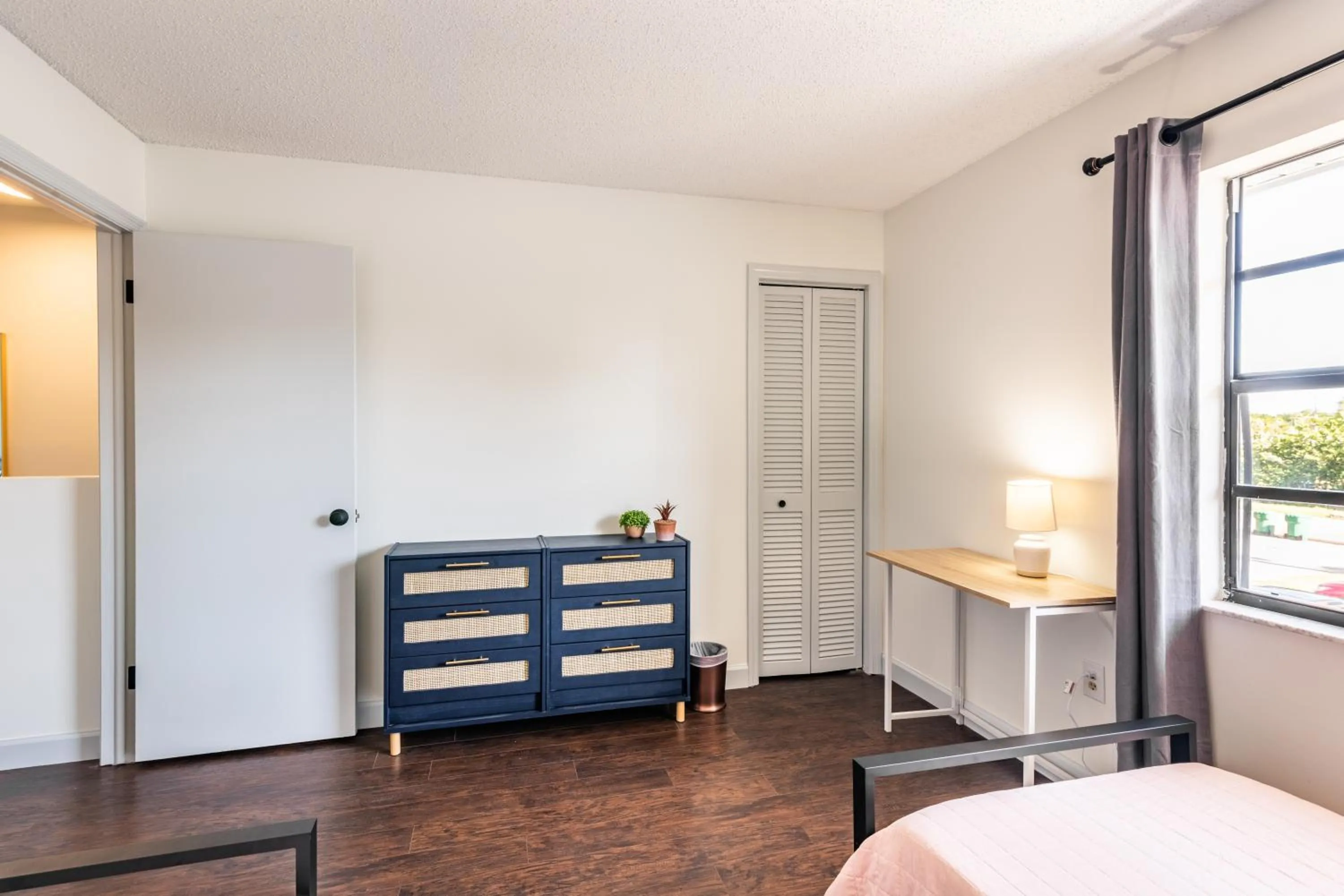 Bedroom, Bed in Amazing 2 Bedroom Townhouse near beach