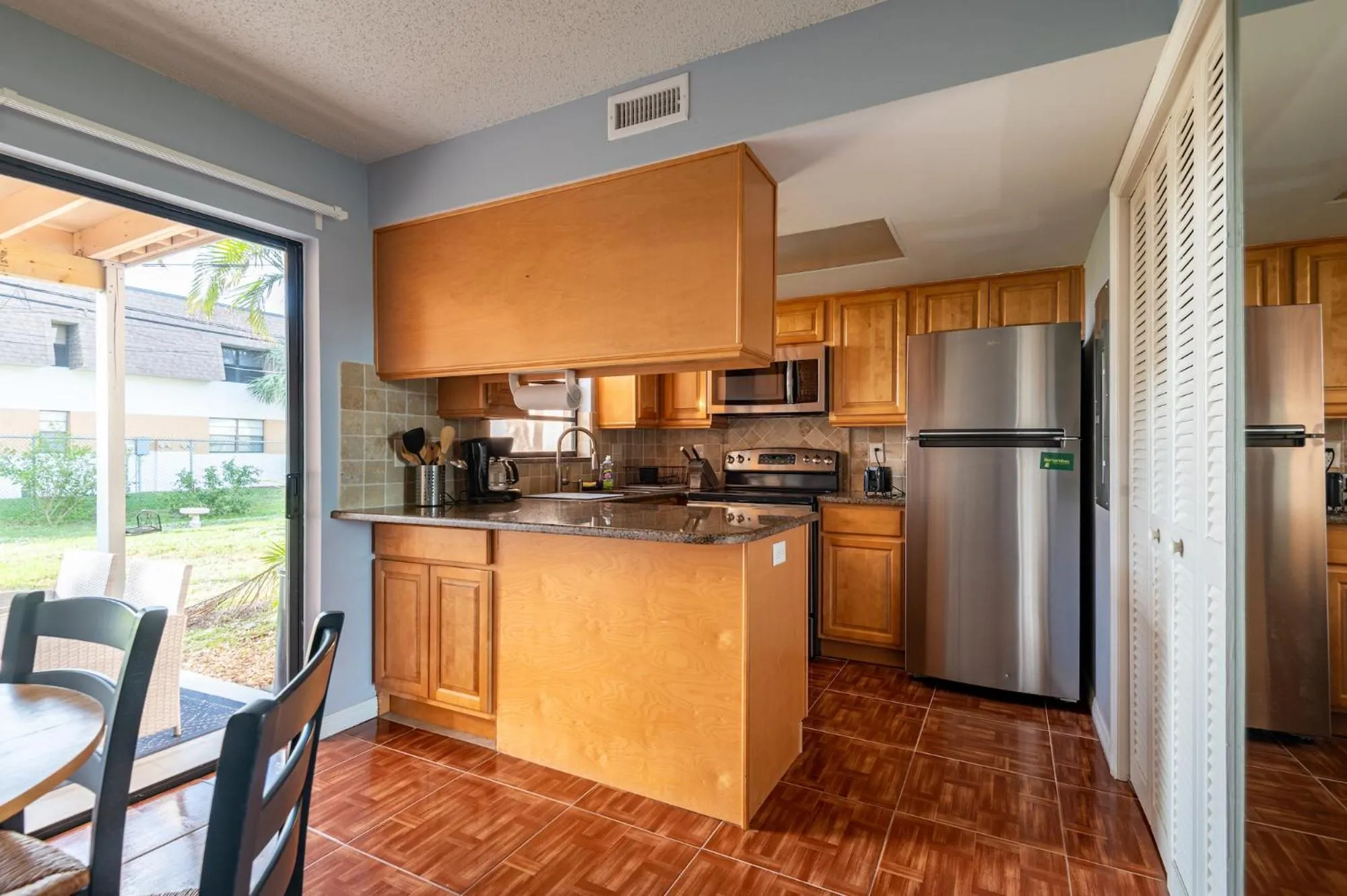 Kitchen or kitchenette in Amazing 2 Bedroom Townhouse near beach