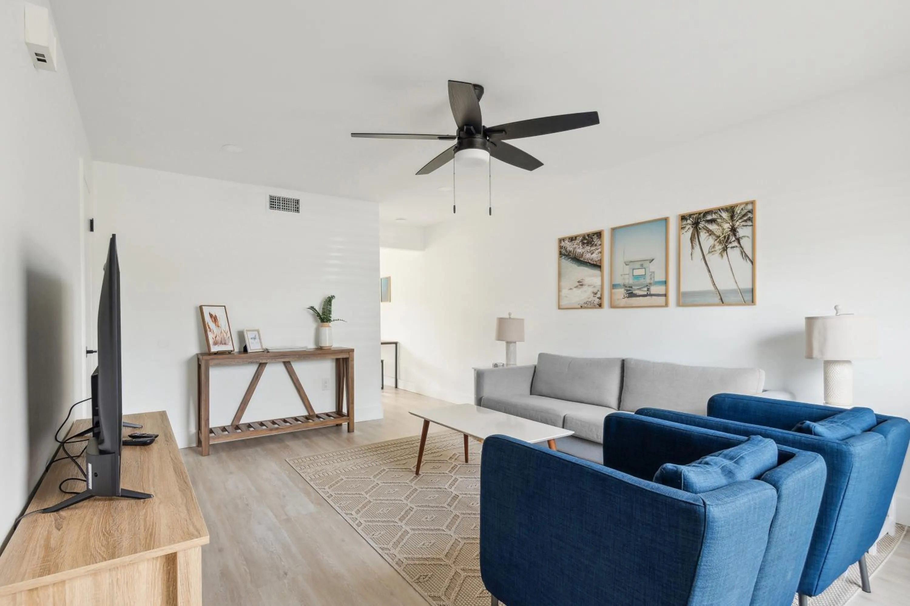 Communal lounge/ TV room in Amazing 2 Bedroom Townhouse near beach