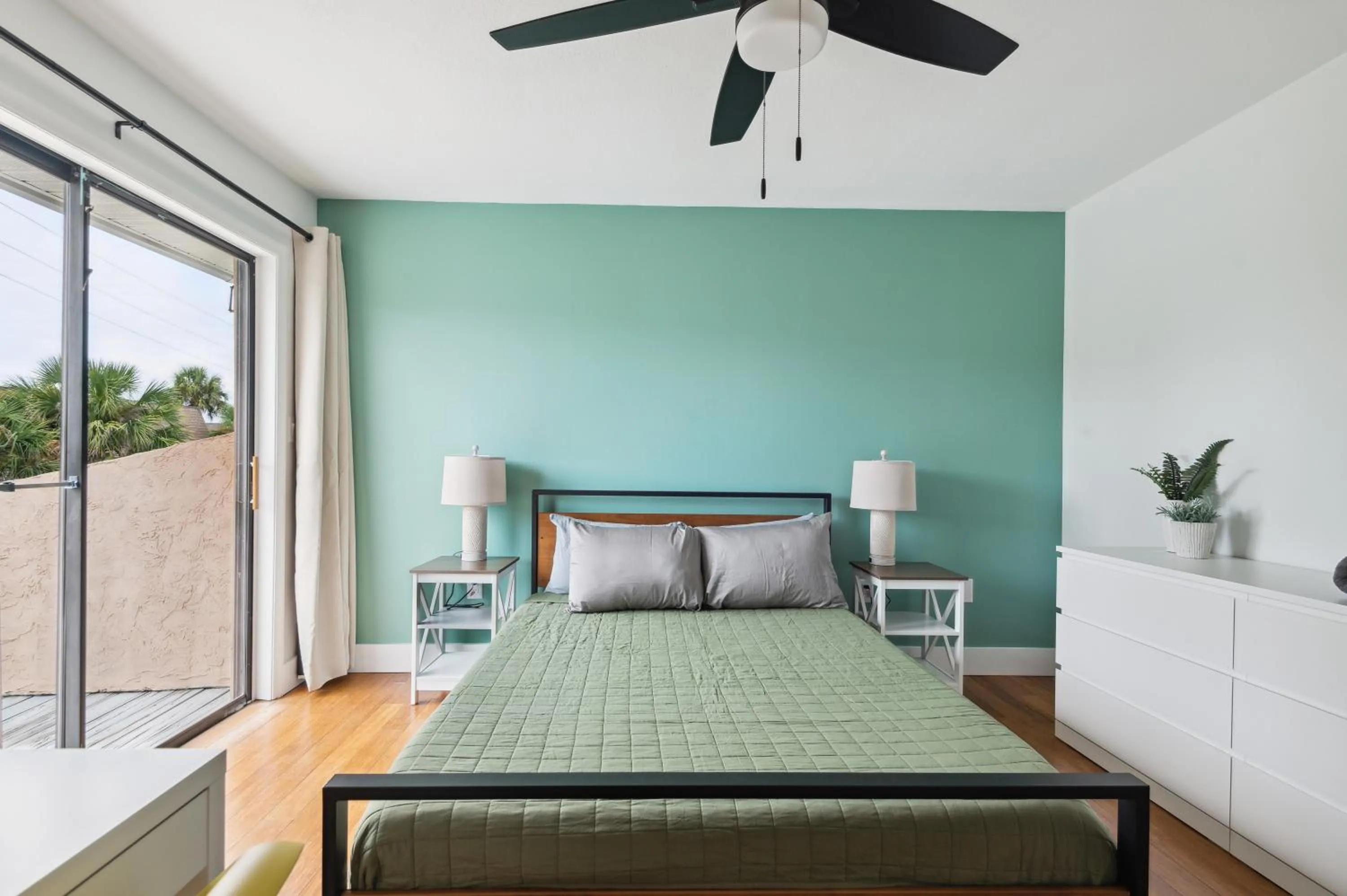 Bed in Amazing 2 Bedroom Townhouse near beach