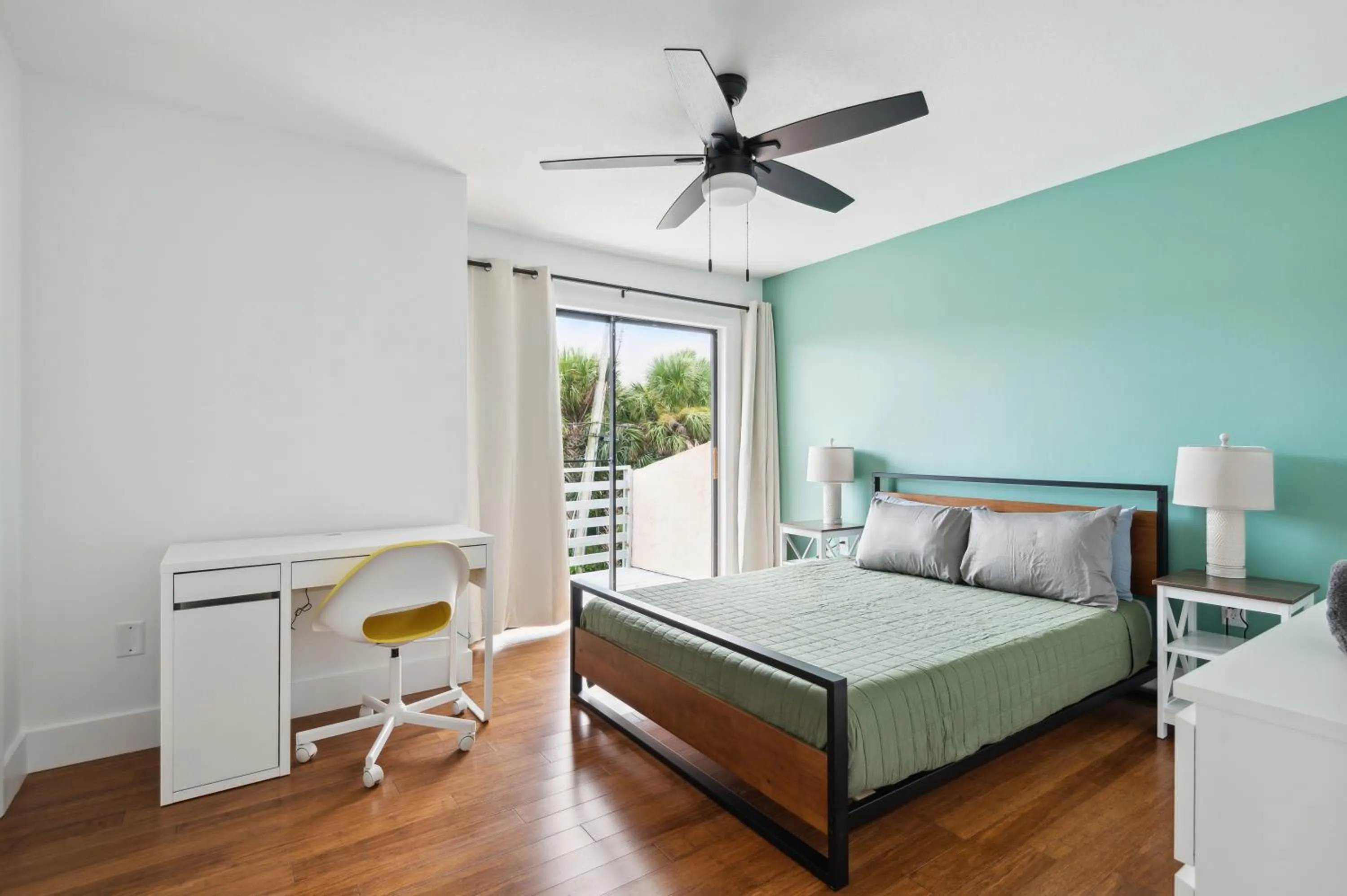 Bed in Amazing 2 Bedroom Townhouse near beach