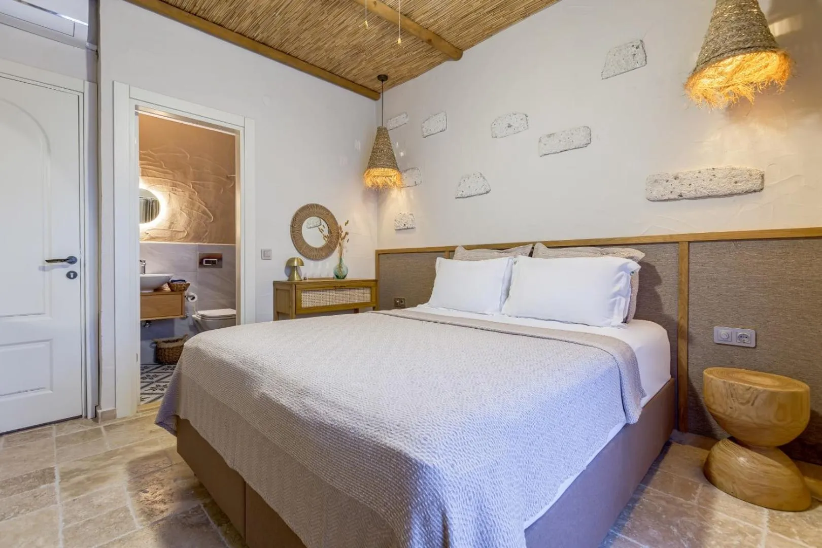 Photo of the whole room, Bed in Lika Alacati