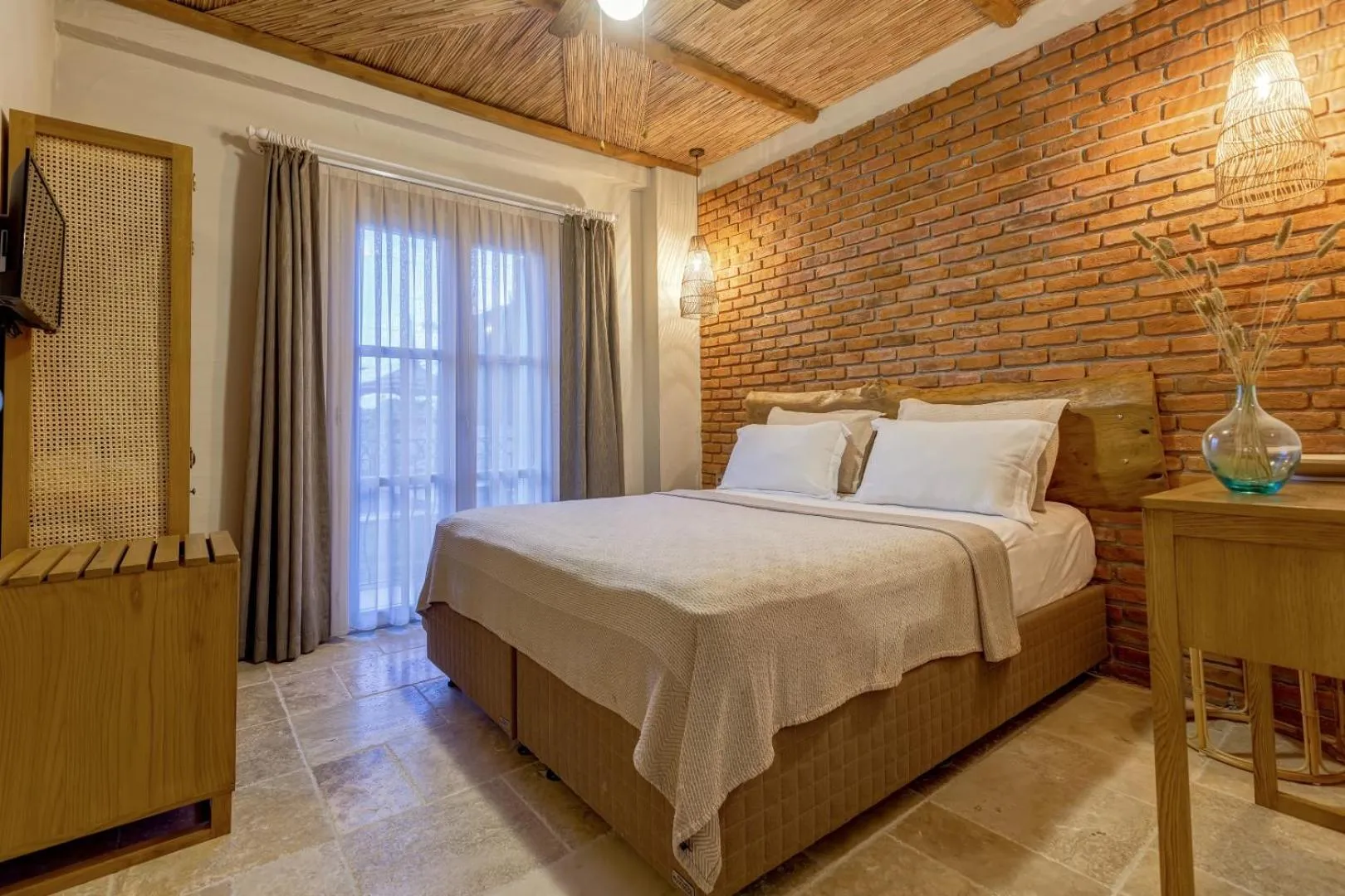 Photo of the whole room, Bed in Lika Alacati