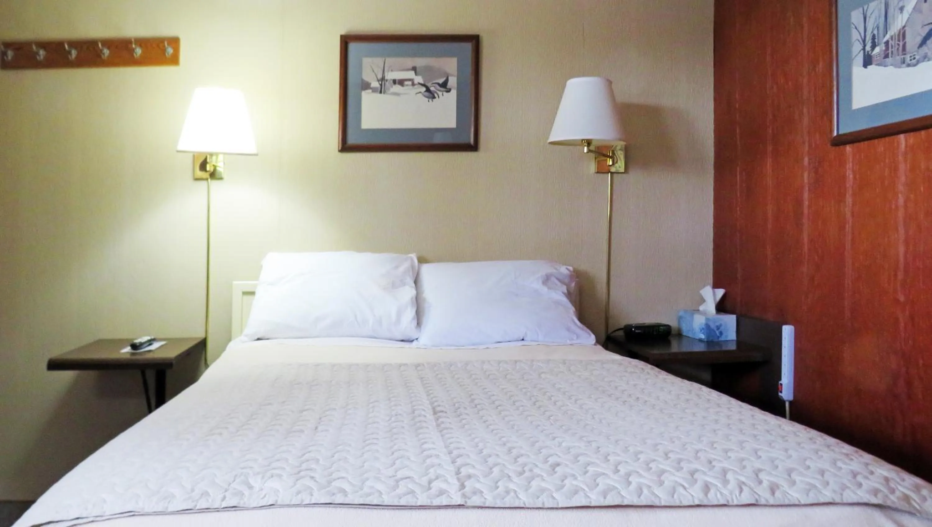 Bed in Indianhead Ironwood Hotel