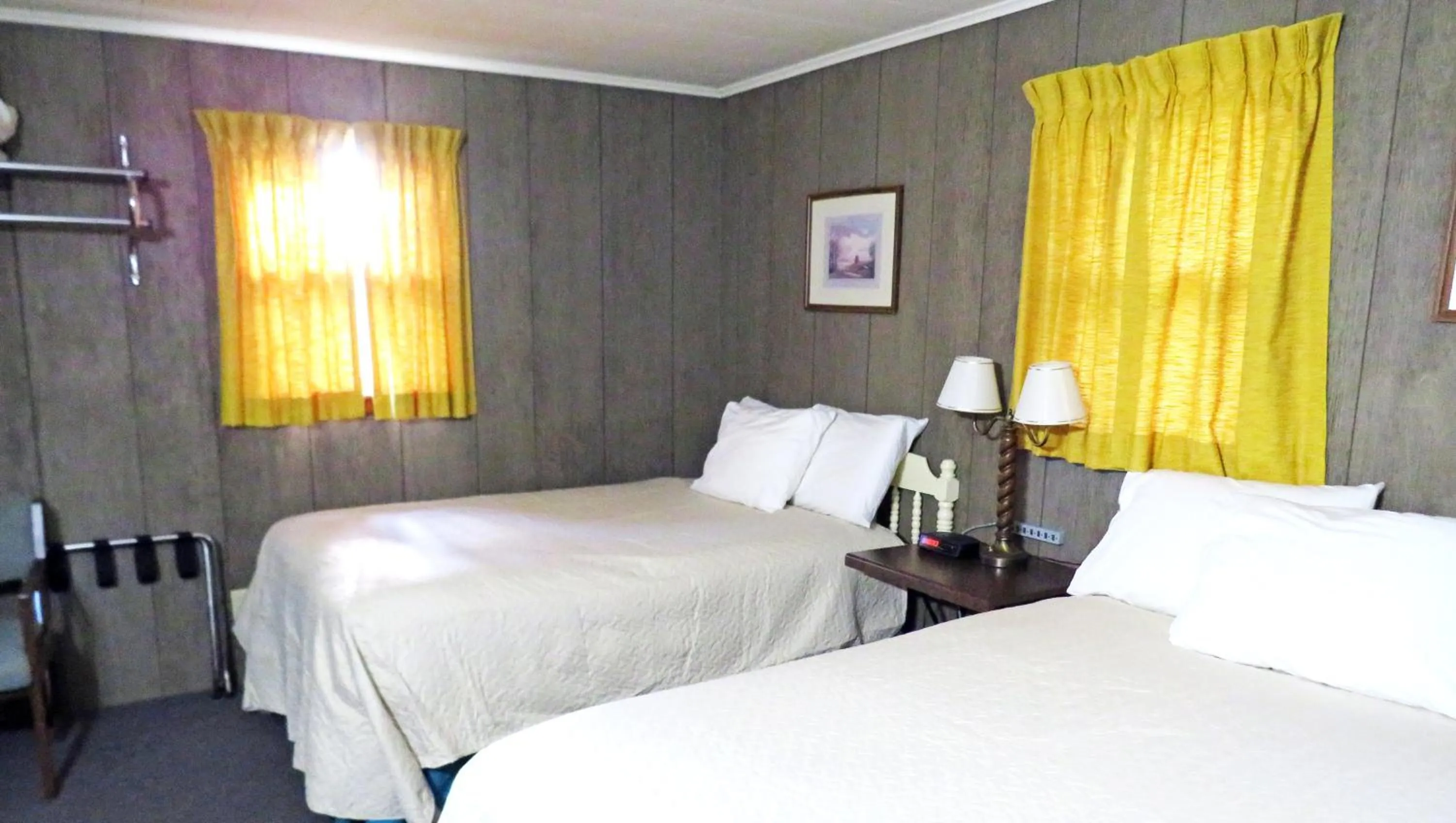Photo of the whole room, Bed in Indianhead Ironwood Hotel